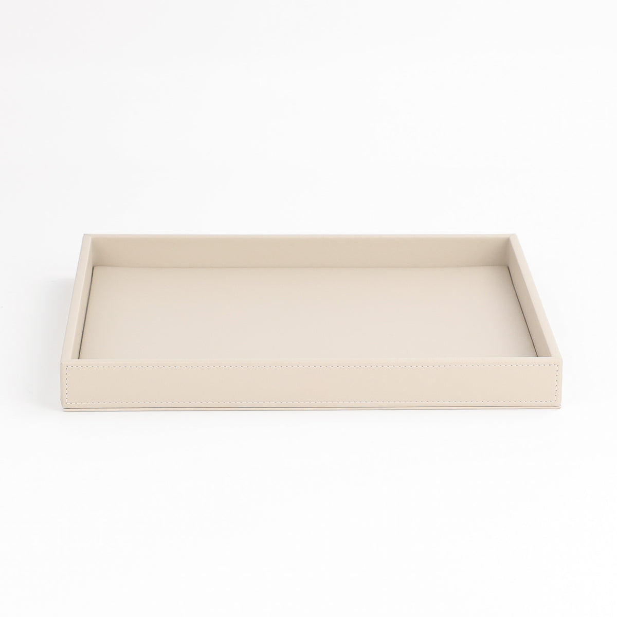 Großes Tablett in sandbeige aus Kunstleder aus der Serie Brownie von Decor Walther, wasserfest, in Größe Q, schafft perfekte Ordnung in jedem Bad