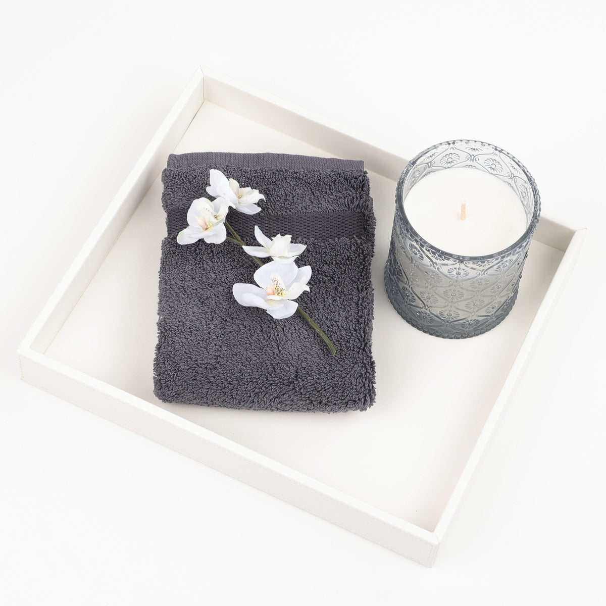 Weißes Tablett aus Kunstleder aus der Serie Brownie von Decor Walther, wasserfest, in Größe R, perfekt für ein Gästehandtuch und eine Duftkerze