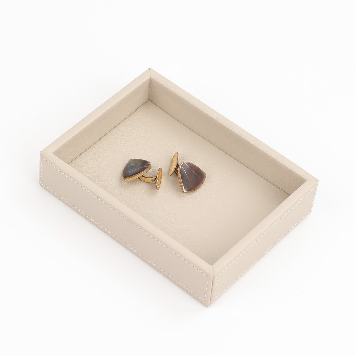 Tablett aus Kunstleder aus der Serie Brownie von Decor Walther in Sandbeige, wasserfest, in Größe S, eleganter Ordnungshelfer für kleine Utensilien des täglichen Gebrauchs, hier Manschettenknöpfe