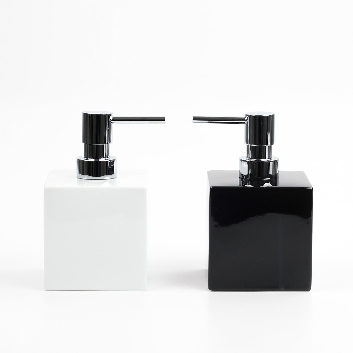 Zwei Seifenspender DW525 aus Porzellan mit Pumpenkopf in Chrom  Decor Walther, puristisches Design mit 425-ml-Volumen