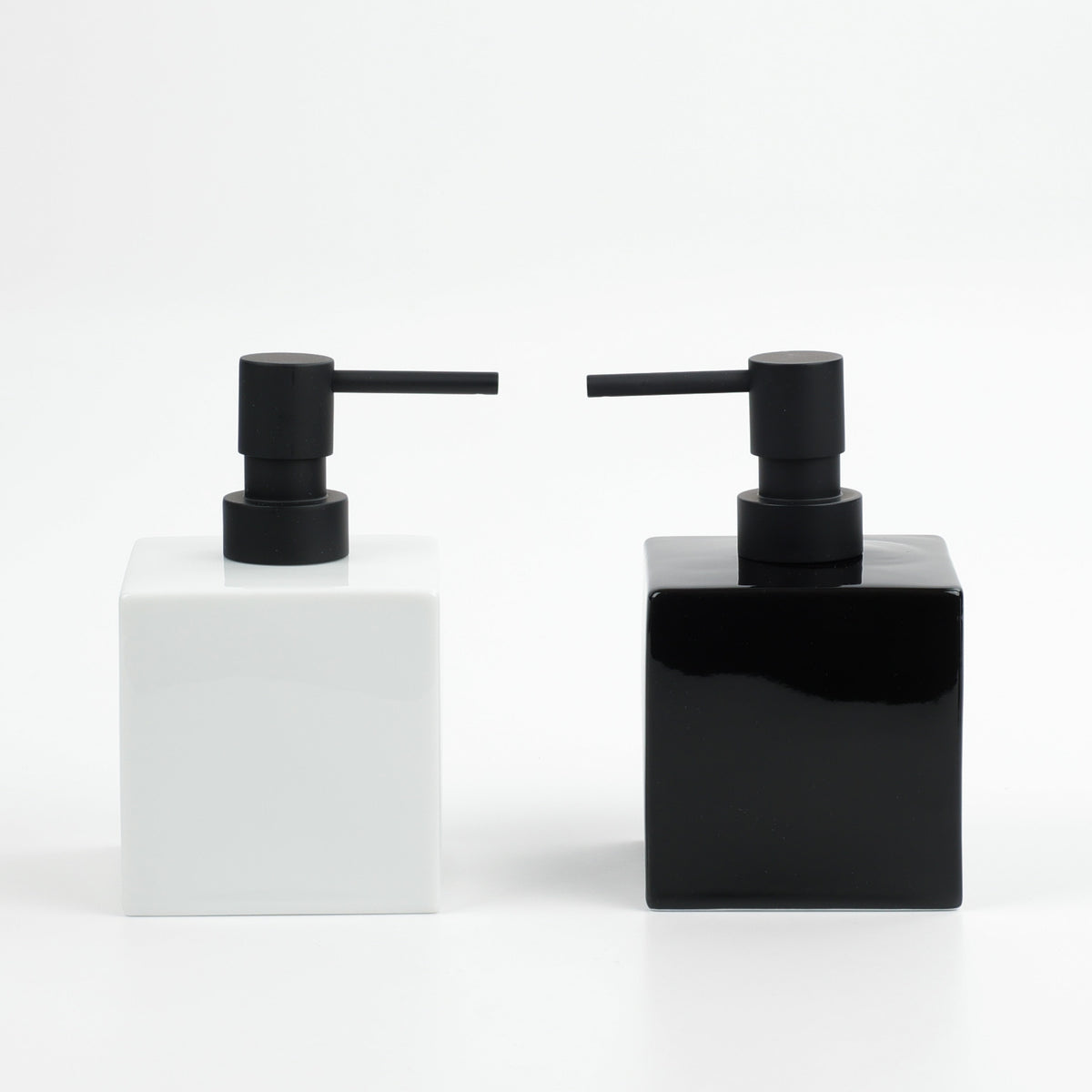 Zwei Seifenspender DW525 aus Porzellan mit Pumpenkopf Schwarz matt von Decor Walther, puristisches Design mit 425-ml-Volumen