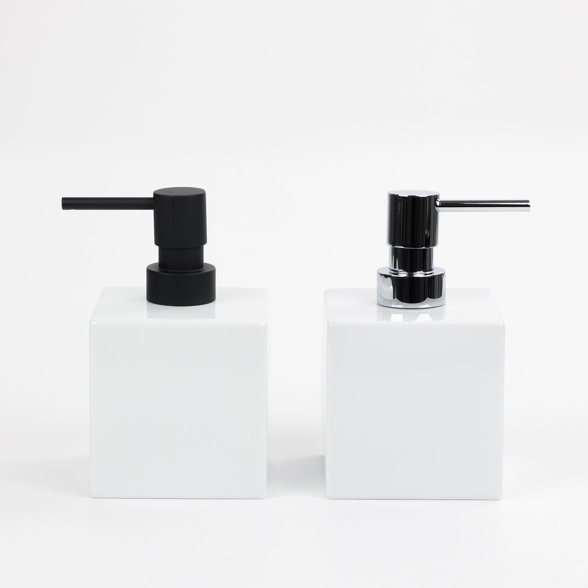 Freistehende Seifenspender DW525 aus weißem Porzellan mit Chrom Pumpenkopf von Decor Walther, minimalistisches Design mit 425-ml-Volumen