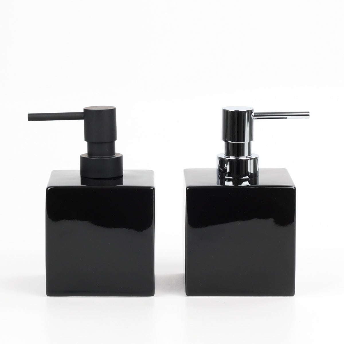 Freistehendes Duo von zwei schwarzen Porzellan-Seifenspender von Decor Walther mit Pumpenkopf aus Chrom.  Edles Design mit 425-ml-Volumen