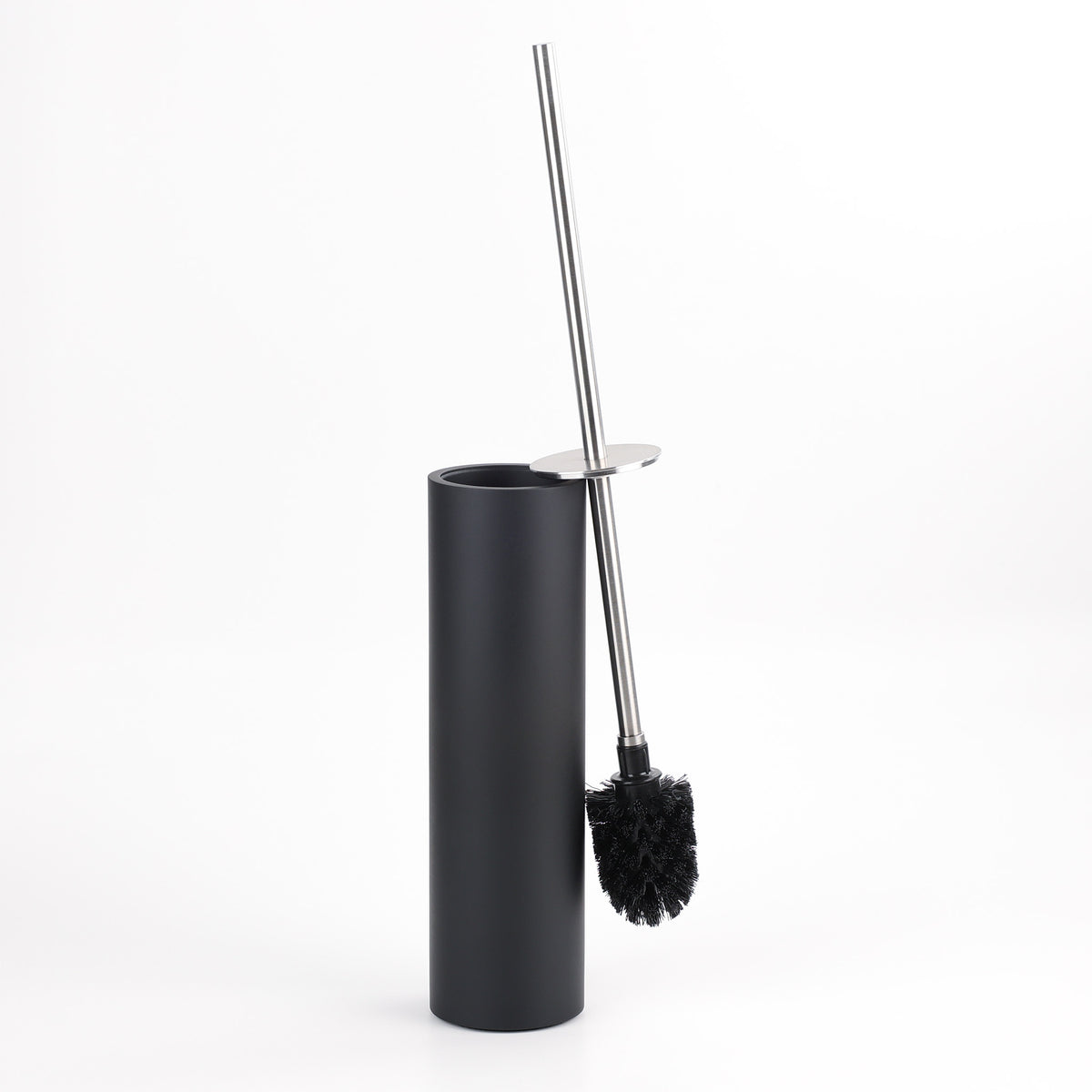 Elegante WC Bürstengarnitur von Decor Walther aus der Serie "Stone Black", edler Bürstenstiel aus Edelstahl, Ansicht mit dem Bürstenstiel seitlich auf den Behälter gelehnt, um auch die Bürste zu zeigen
