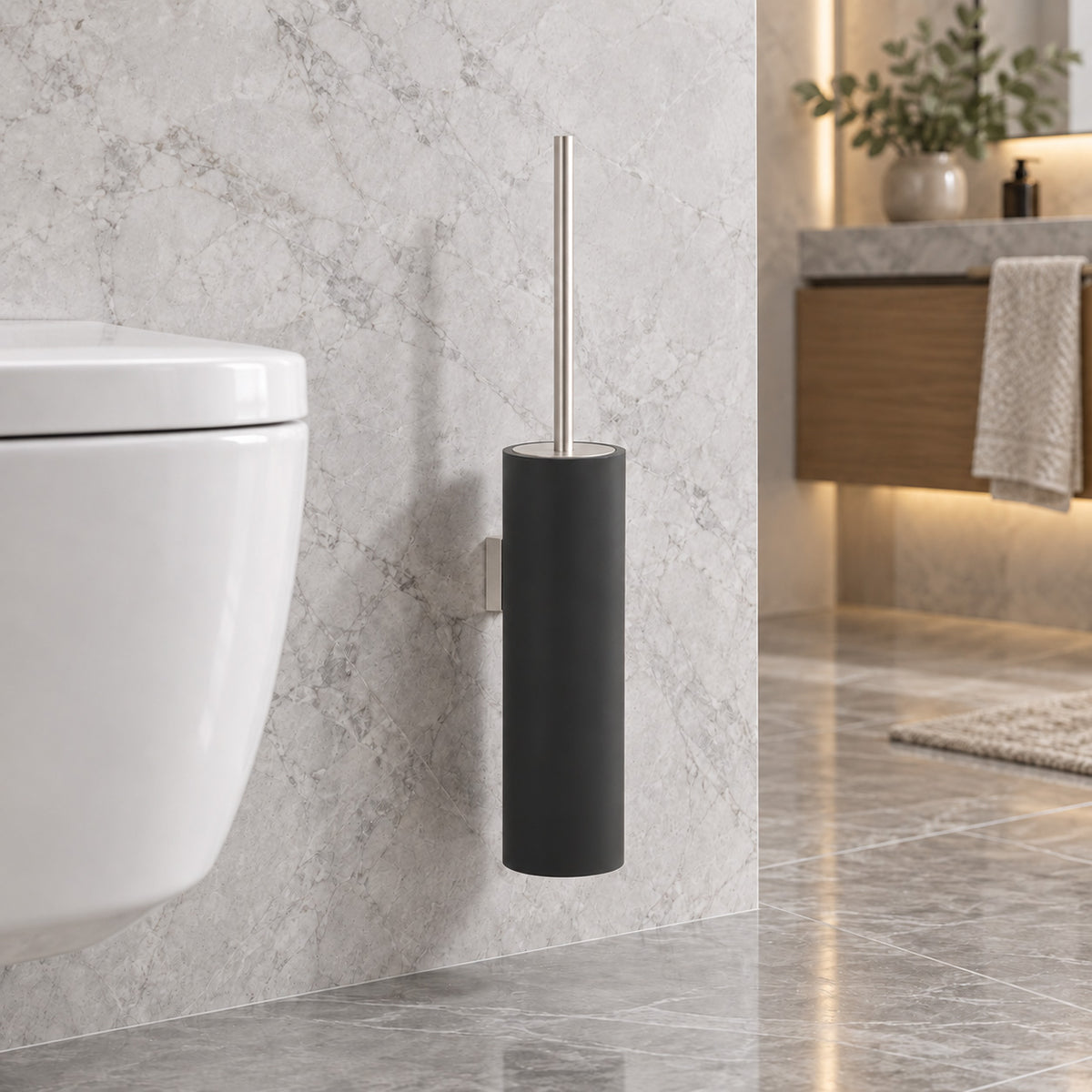 Elegante WC Bürstengarnitur von Decor Walther aus der Serie "Stone Black", eleganter, matter Bürstenstiel aus Edelstahl, Montiert in einem Beispielbad aus Marmor