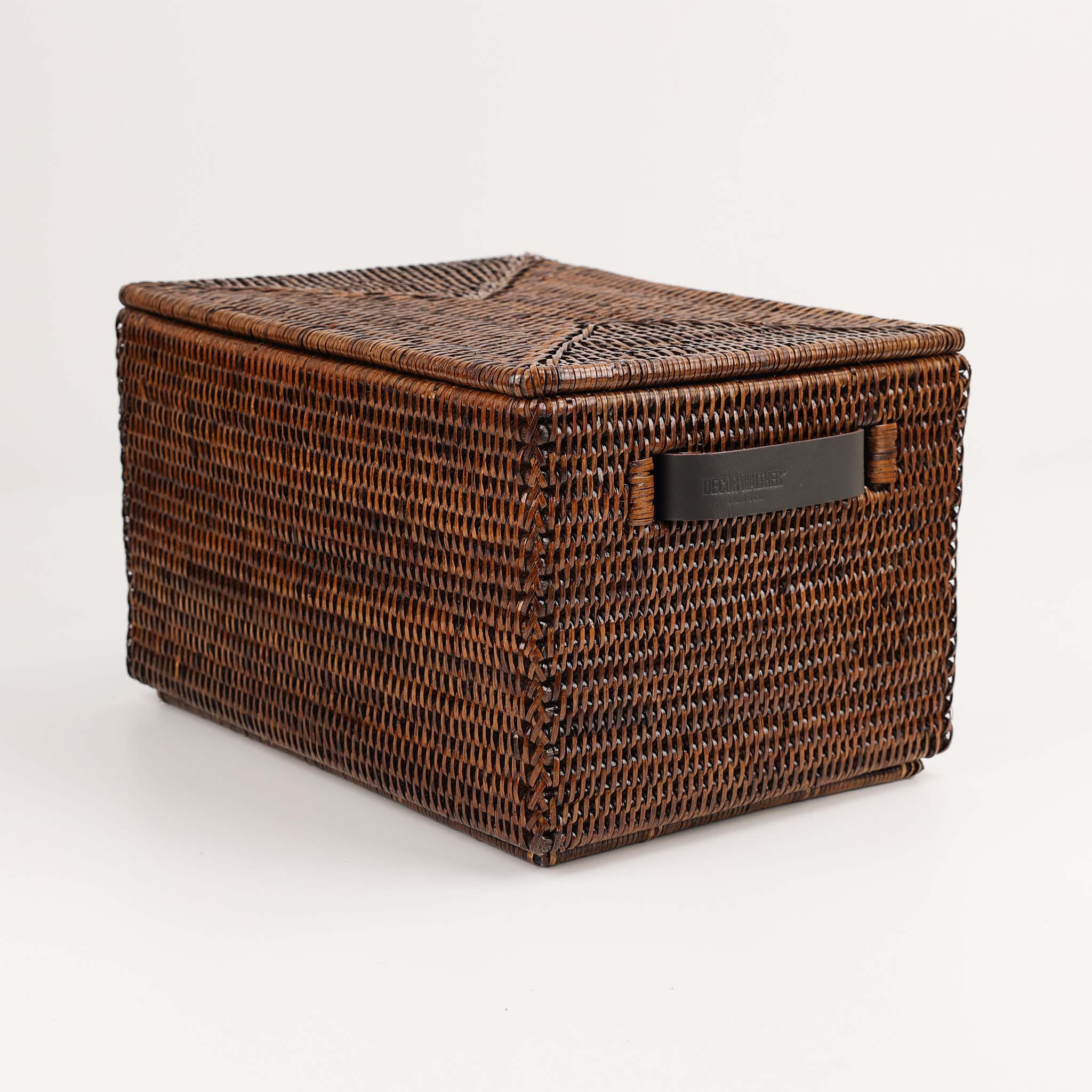 Die Basket Box von Decor Walther in Rattan Dunkel, erhältlich bei dasfeinebad. Edle, natürliche Aufbewahrungsbox mit Deckel für Kosmetik, Seifen oder Badutensilien.