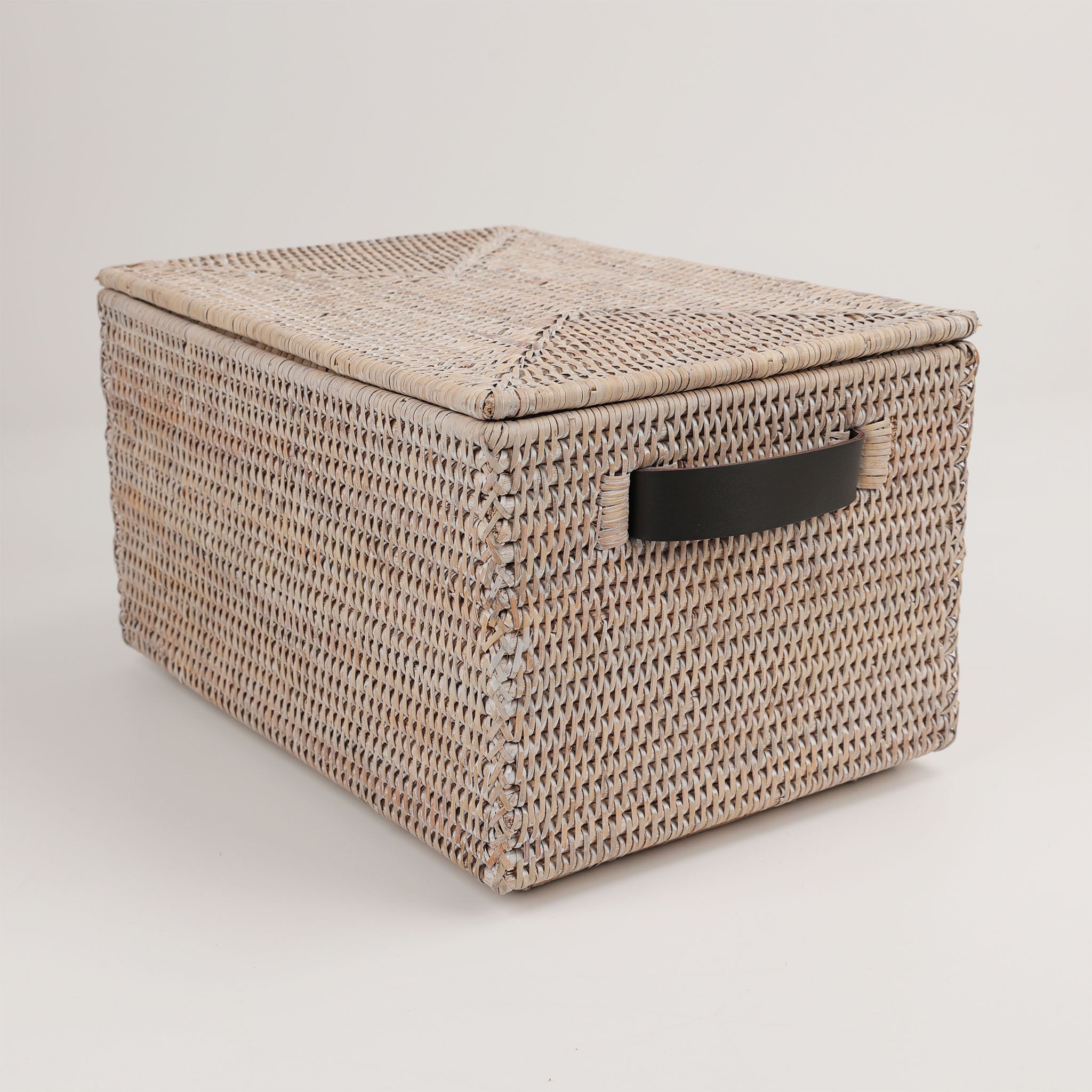 Die Basket Box von Decor Walther in Rattan Hell, erhältlich bei dasfeinebad. Praktische Aufbewahrungslösung mit Deckel für Kosmetik, Handtücher und Badutensilien.