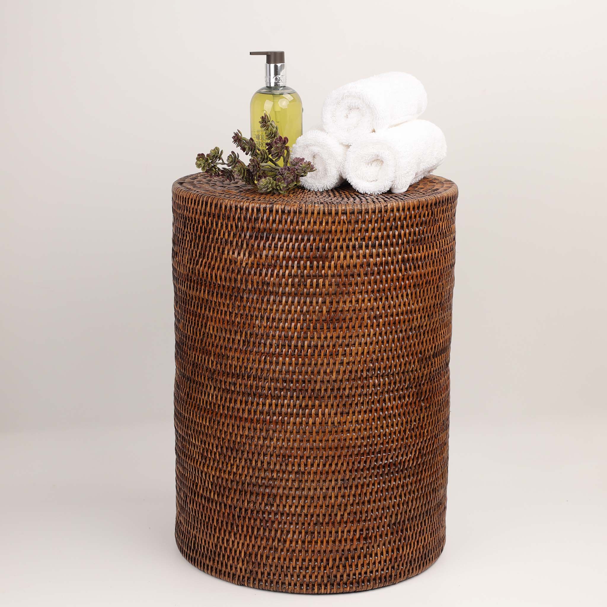 Natürlicher Basket Stool Hocker von Decor Walther in Rattan Dunkel. Perfekt als Sitzgelegenheit im Badezimmer oder als dekorative Ablage – jetzt bei dasfeinebad.