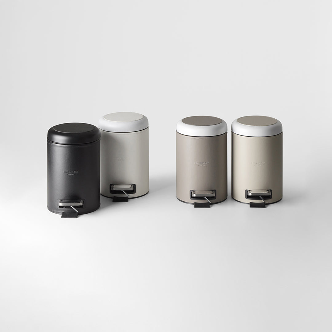 Pedaleimer mit geräuschloser Schließtechnik, ummantelt mit robustem Kunstleder, perfekt für moderne Badezimmer.