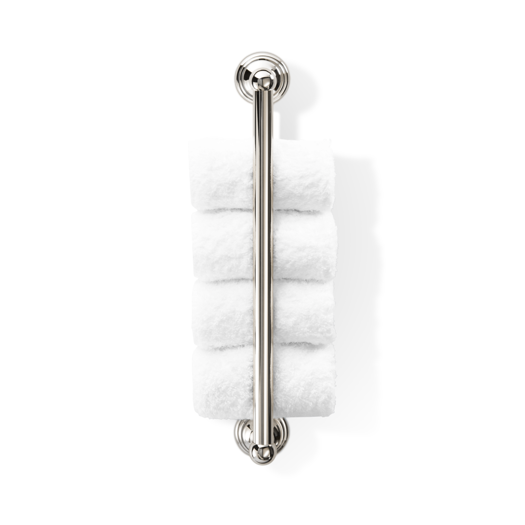 Wandmontierter Handtuchhalter in poliertem Kupfer; stilvolle Lösung für mehrere Gästetücher.