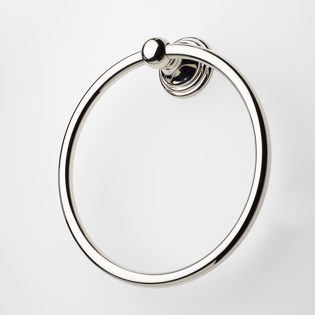Detailansicht des Wandhalters des Handtuchrings in Chrom – zeigt die präzise Verarbeitung und die harmonischen Rundungen.