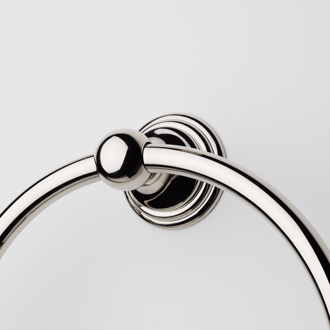Detailansicht des Wandhalters des Handtuchrings in Chrom – zeigt die präzise Verarbeitung und die harmonischen Rundungen.