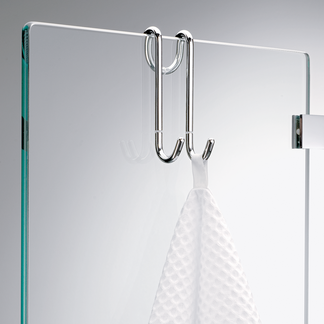 Doppelter Handtuchhaken DH1 von Decor Walther in Chrom mit eingehängtem Handtuch an einer Duschglasabtrennung, aus massivem Messing, montage ohne Bohren, Artikelnummer: 0900600