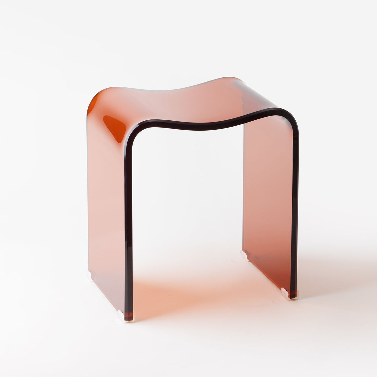 Decor Walther DW2000 Designhocker aus transparentem Acryl in Tabak mit fließenden Konturen und warmer, lichtdurchlässiger Farbgebung