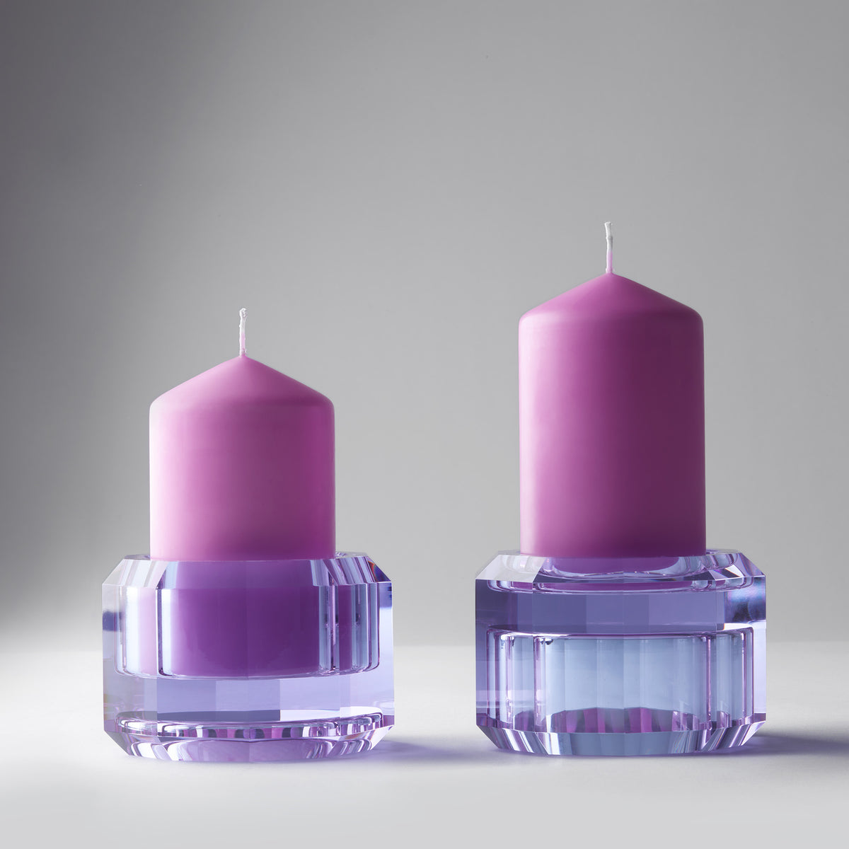 Luxuriöser Glas Kerzenhalter Decor Walther KRKH in Violett aus massivem Kristallglas mit geschliffenen Kanten und geometrischer Form