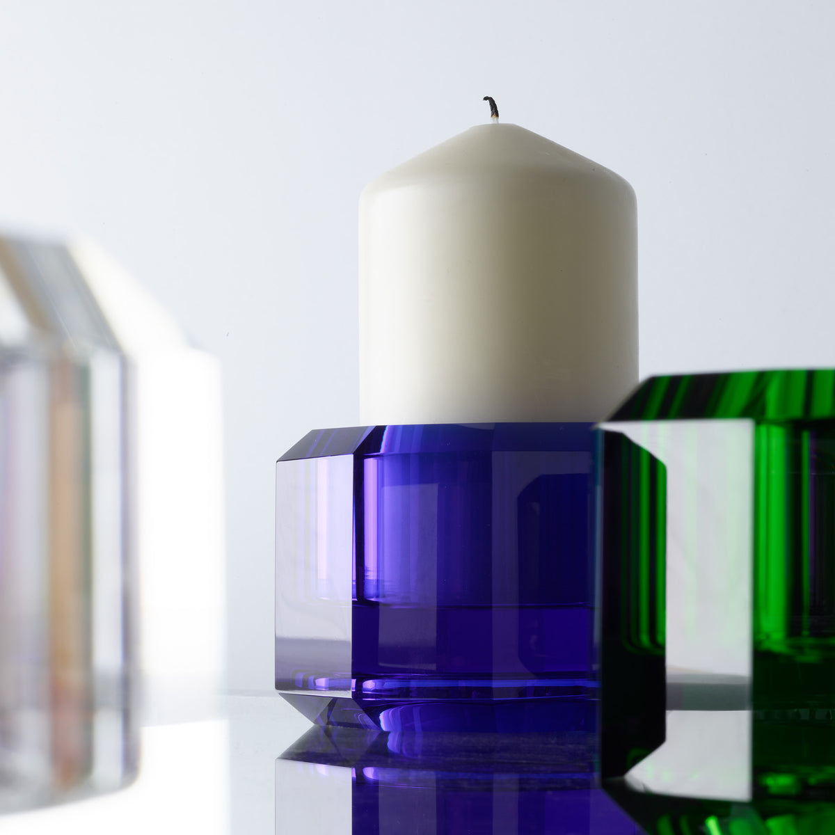 Blauer Kerzenständer aus brillantem Kristallglas von Decor Walther, Modell KRKH in Capri, mit klaren geometrischen Kanten und dekorativer Lichtbrechung