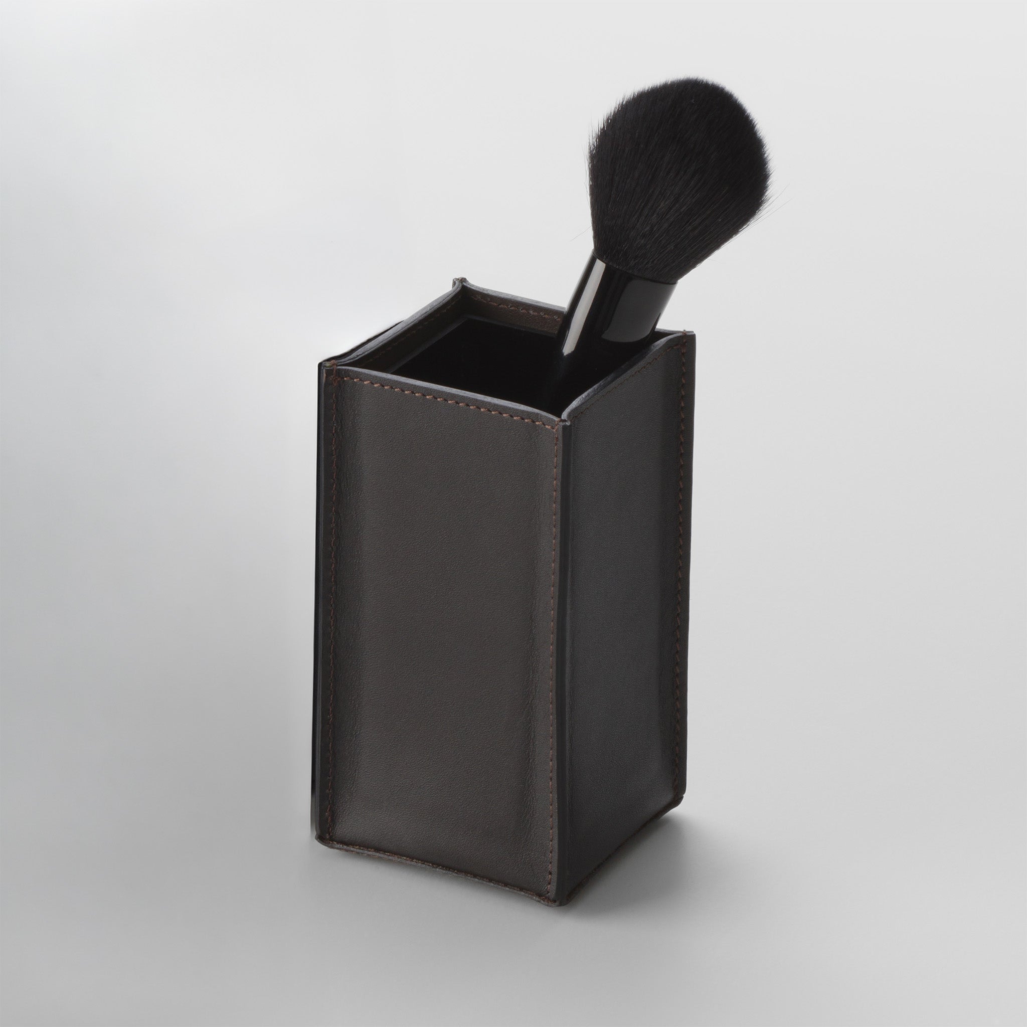 Schwarzbrauner Lederköcher Decor-Walther Nappa KOE aus geschmeidigem Echtleder, stilvoller Aufbewahrungsbecher für Pinsel, Schreibgeräte oder Pflegeutensilien, Artikelnummer: 0938290