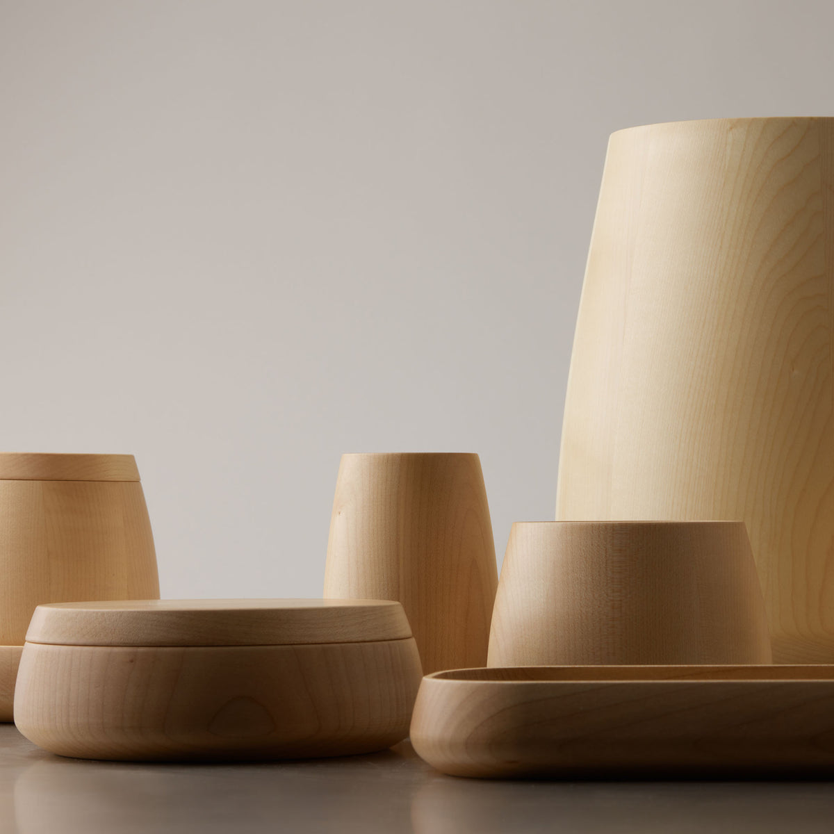 Holzdose ONYO DMDM von Decor Walther aus naturbelassen wirkendem Ahornholz mit Deckel, arrangiert mit weiteren Badaccessoires der ONYO Kollektion wie Holztablett, Bechern und Aufbewahrungsbehältern
