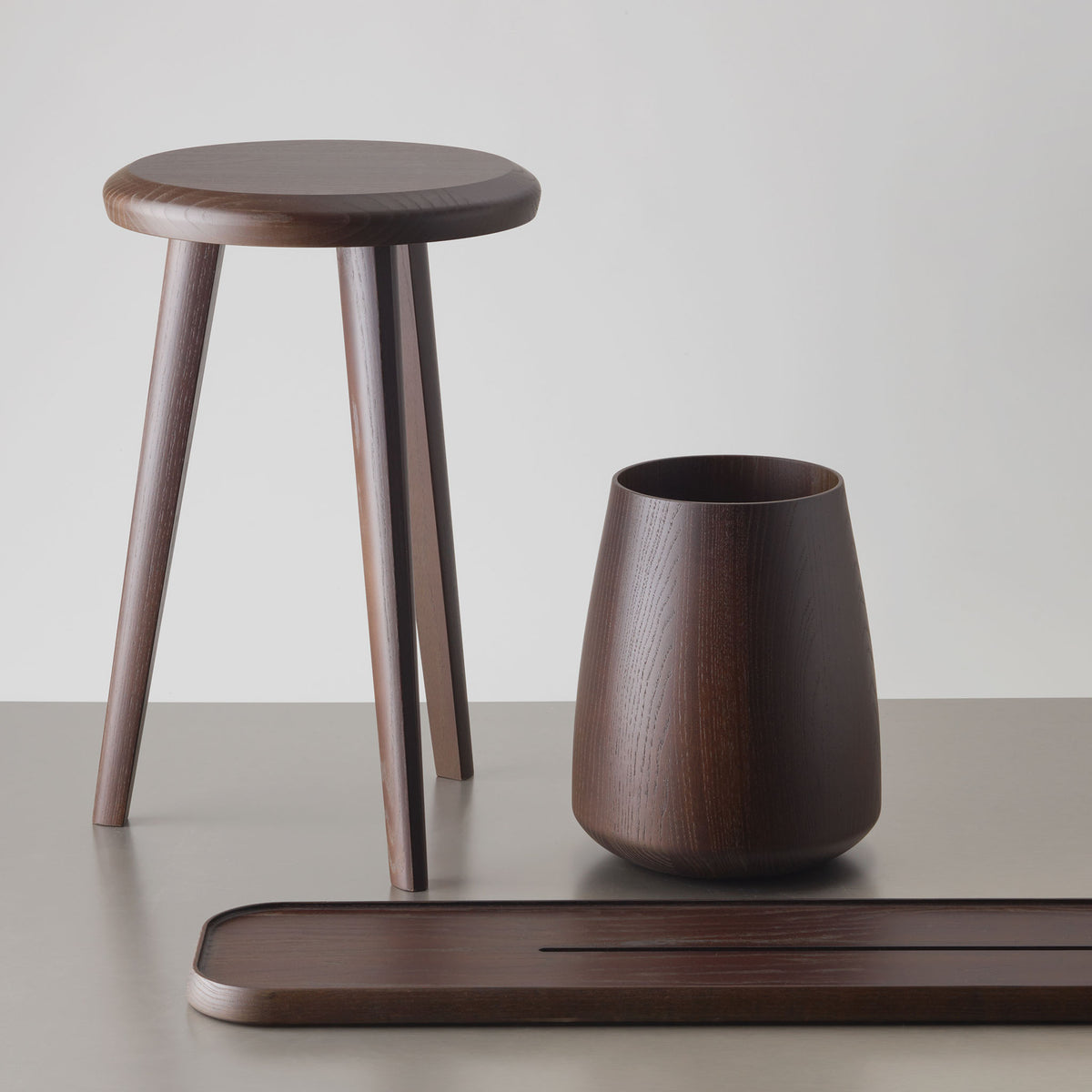 Decor Walther ONYO WA Holzablage aus dunklem Eschenholz zusammen mit passendem Badhocker und Aufbewahrungsbehälter der ONYO Kollektion im japanisch inspirierten Design