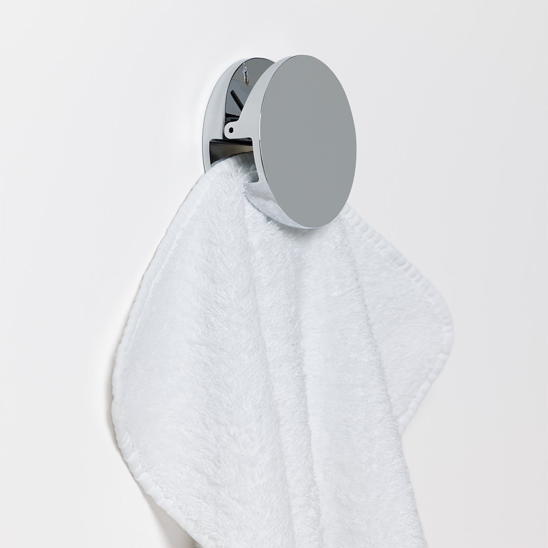 Moderner Klemmhaken in Chrom, wahlweise rund oder eckig, als eleganter Handtuchhaken für Bad und Gäste-WC.