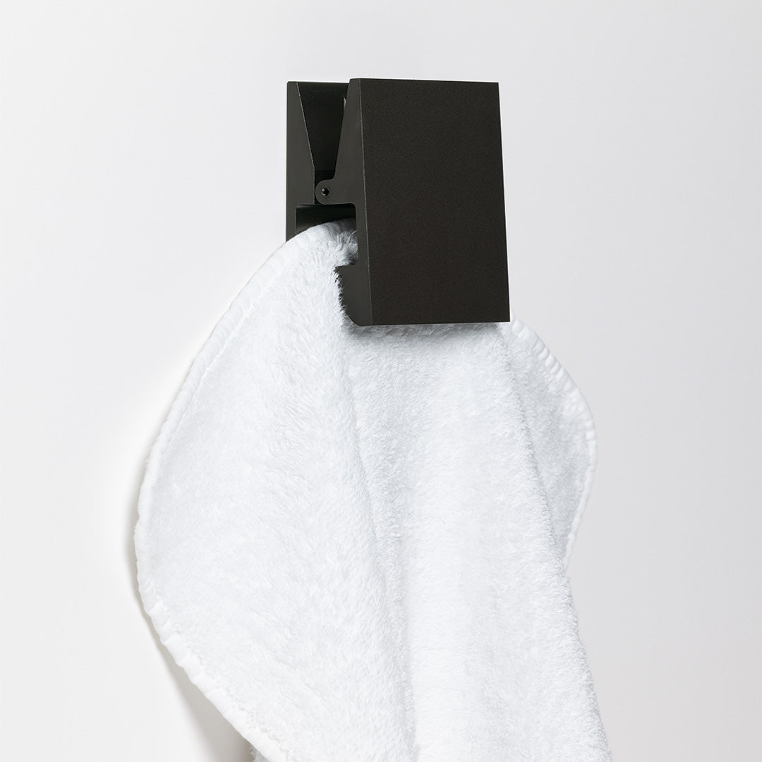 Stilvoller Wandhaken in Schwarz matt, selbstklebend oder verschraubt montierbar, ideal für Badtextilien und Accessoires.