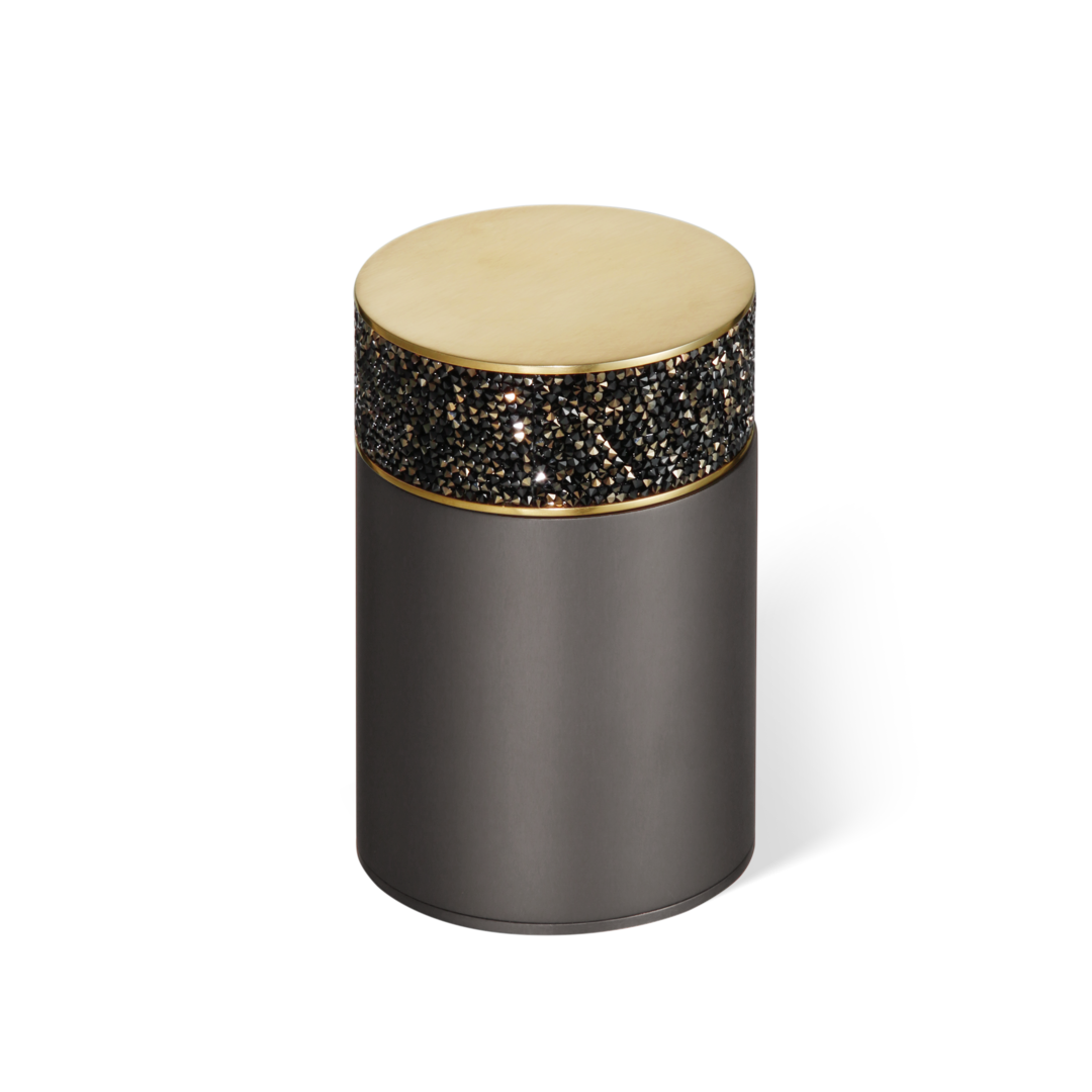 Runder Rocks-Utensilienbehälter in Dark Metal matt mit goldmatter Akzentleiste und einem funkelnden Swarovski-Kristallband.