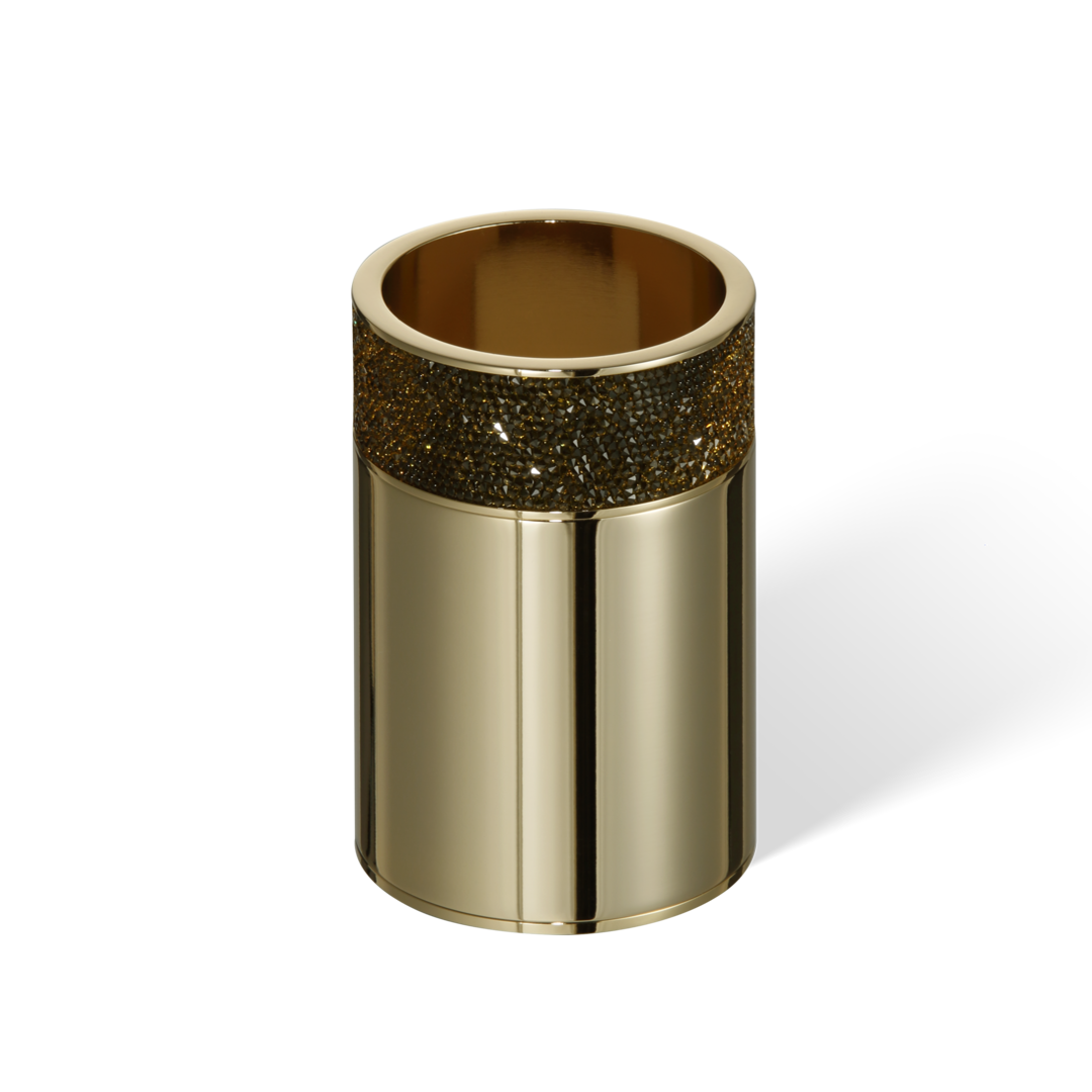 Luxuriöser Becher aus massivem Messing in 24-Karat-Goldoptik, veredelt mit einem glanzvollen Swarovski-Kristallband.