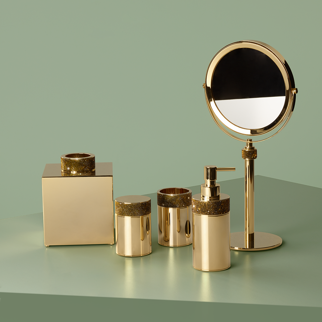 Luxuriöse Decor Walther Rocks Kollektion in Gold mit Swarovski-Kristallen, bestehend aus Kosmetikspiegel, Seifenspender, Dosen und Utensilienbehältern – edles Ensemble im Premium-Badstil.