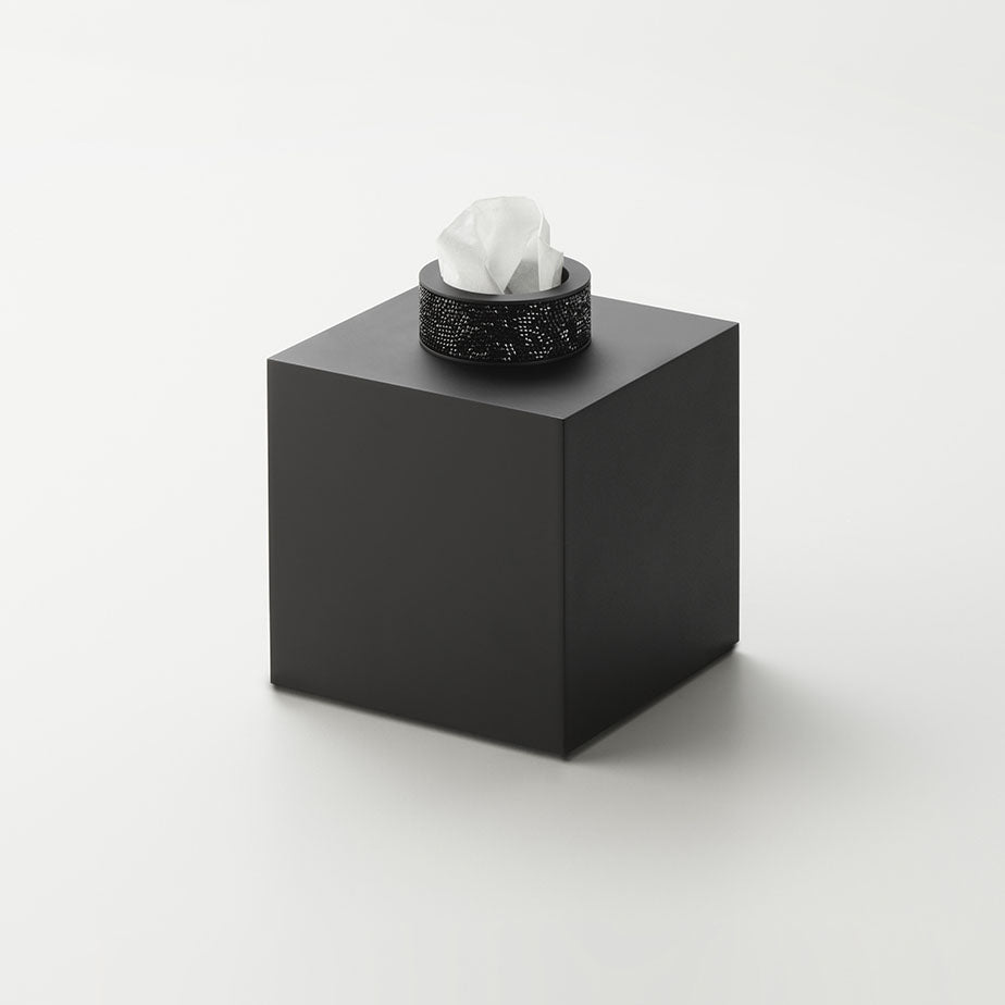 Matt-schwarze Decor Walther Kosmetiktuchbox der Rocks-Kollektion mit Swarovski-Kristallband – moderner Luxus mit kontrastreichem Funkeln.