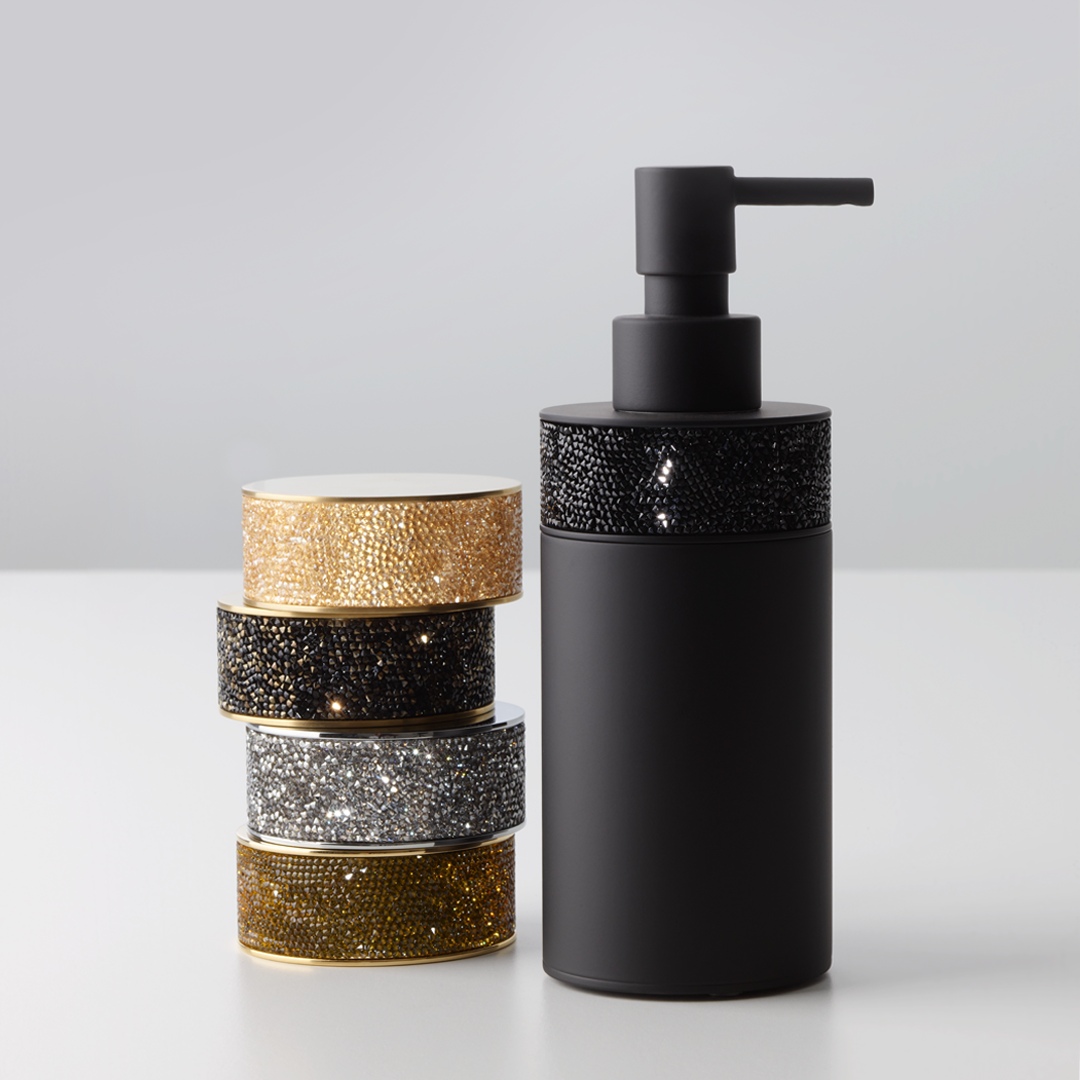 Eleganter Seifenspender von Decor Walther in Schwarz matt mit Swarovski-Kristallband – moderner Luxus mit markantem Kontrast.