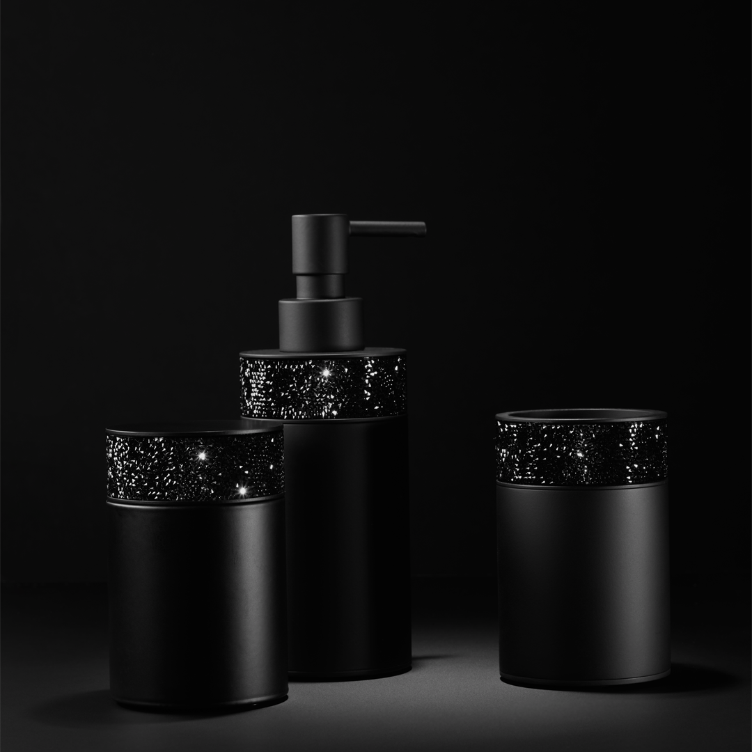 Decor Walther Rocks Serie in Schwarz matt mit Swarovski-Kristallen – Seifenspender und zwei Aufbewahrungsdosen als edles, monochromes Set vor schwarzem Hintergrund.