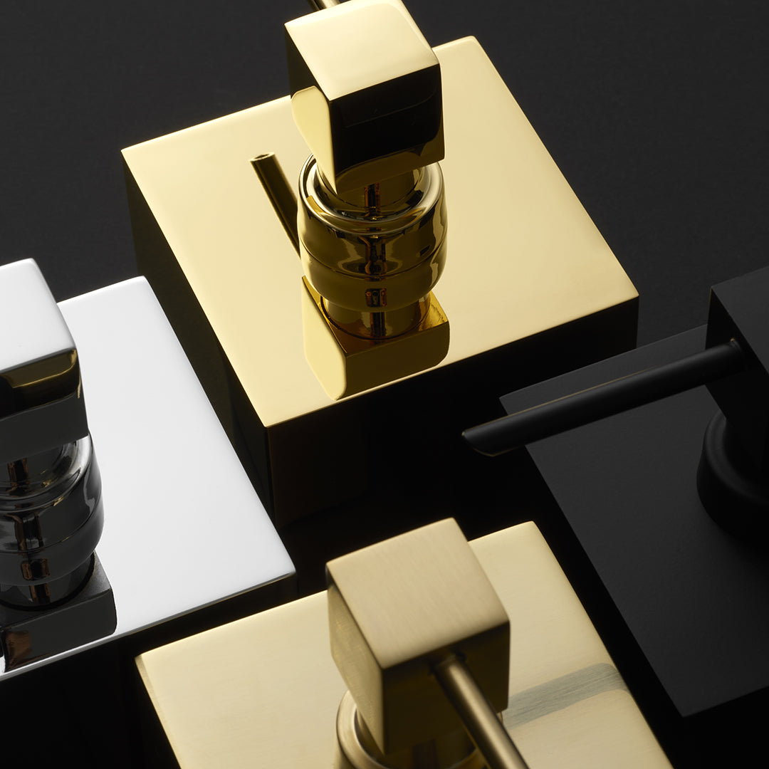Detailaufnahme der Seifenspender DW475 von Decor Walther in Gold, Schwarz-matt und Chrom, die die hochwertigen Oberflächen und präzisen Kanten zeigen.