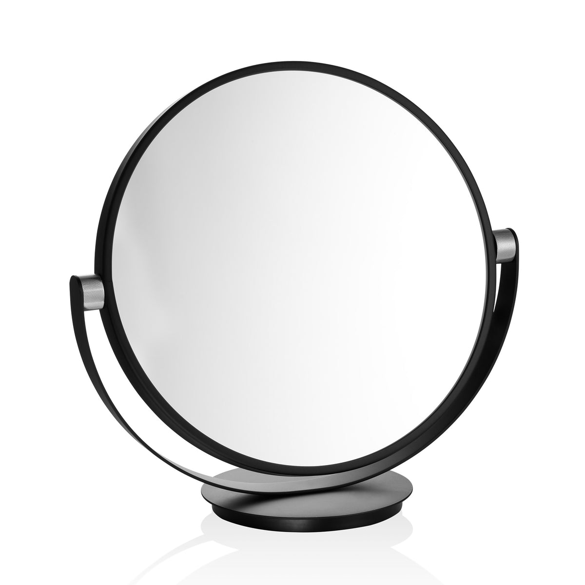 Eleganter Schminkspiegel VANITY aus der Club Kollektion von Decor Walther in Schwarz matt und Chrom, mit rundem Spiegel, stabilem Standgestell und kippbarer Spiegelfläche.