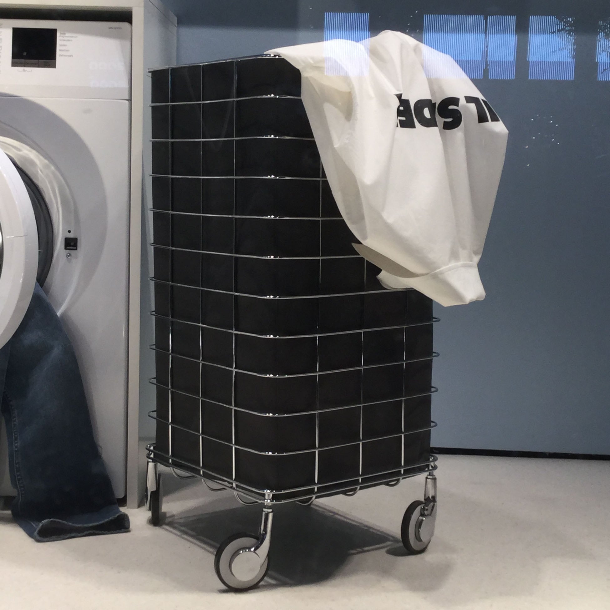 Rollbarer Wäschewagen Decor-Walther WR1 mit Chromgestell und anthrazitfarbener Wäschetasche, praktischer Wäschetrolley mit Rollen und herausnehmbarer, wasserabweisender Tasche.