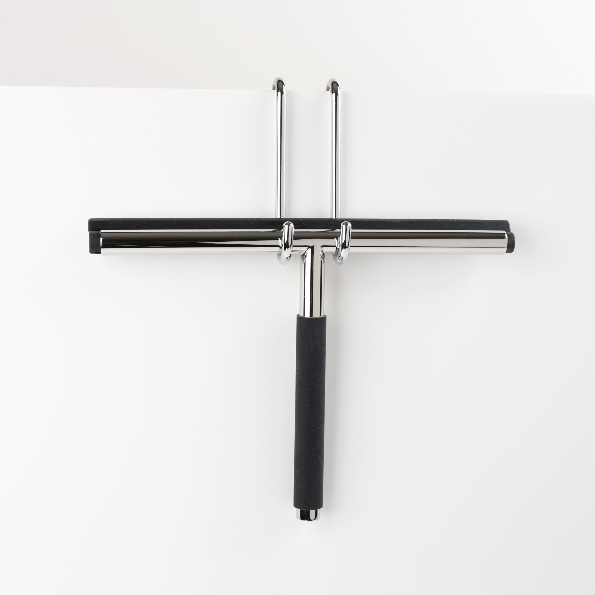 Duschabzieher Clear von Decor Walther aus hochwertigem Edelstahl poliert, mit gummiertem Griff und breiter Silikonlippe zur Reinigung von Glas, Fliesen und Kunststoffoberflächen.