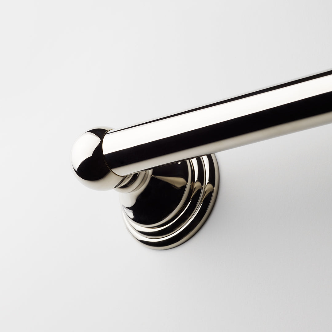 Nahaufnahme eines klassischen Handtuchhalters von Decor Walther aus der Serie CL HTE, mit runder Wandhalterung und polierter Chrom-Oberfläche, im zeitlosen Retro-Stil.