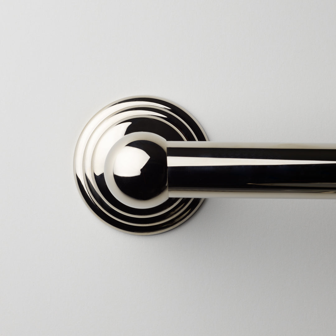 Detailfoto der runden Wandhalterung der Classic Handtuchstange CL HTE von Decor Walther in Chrom, edel verarbeitet mit glänzender Oberfläche.