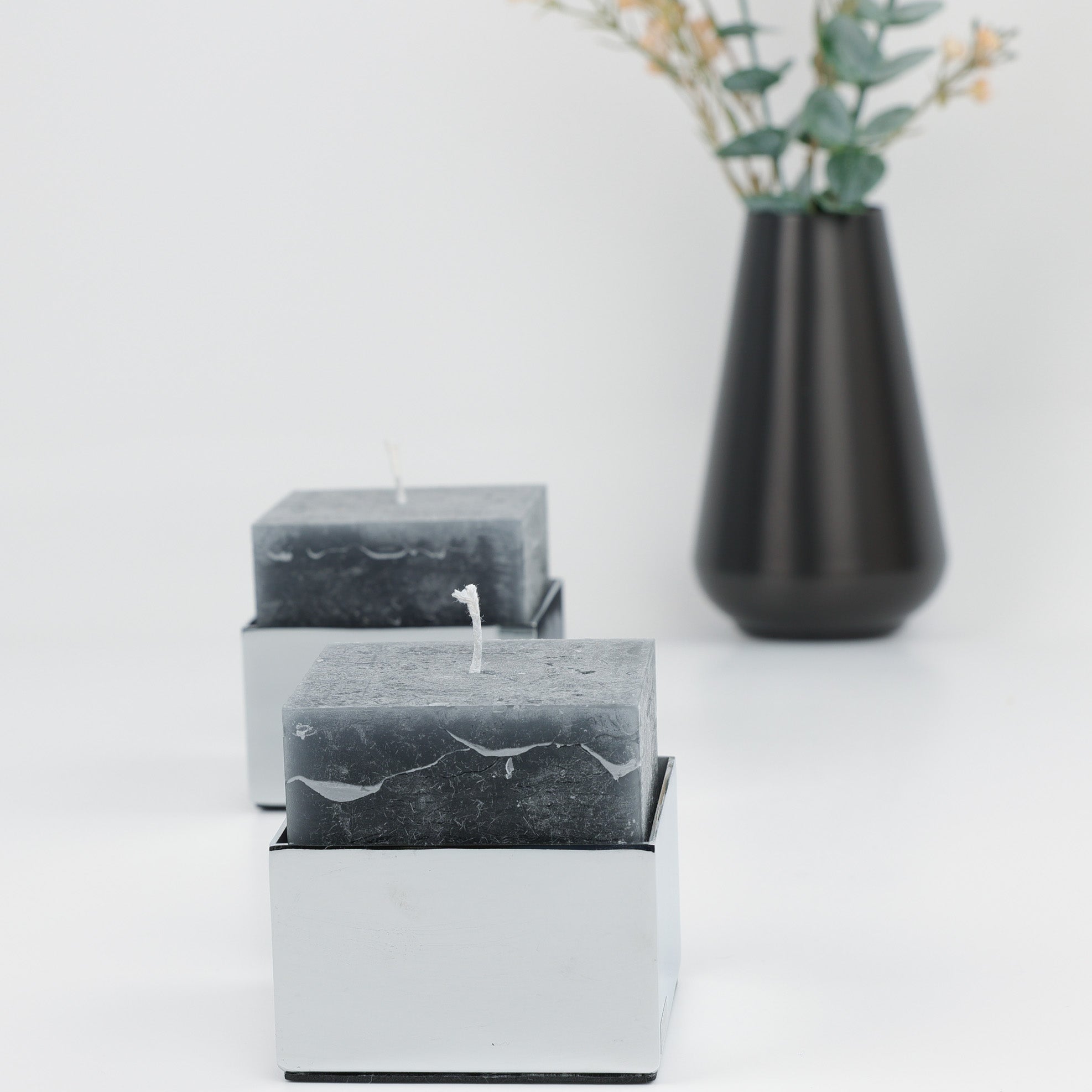 Ersatzkerzen 2 Stück von Decor Walther für Brick Kerzenhalter-Nahaufnahme mit Blumenvase im Hintergrund