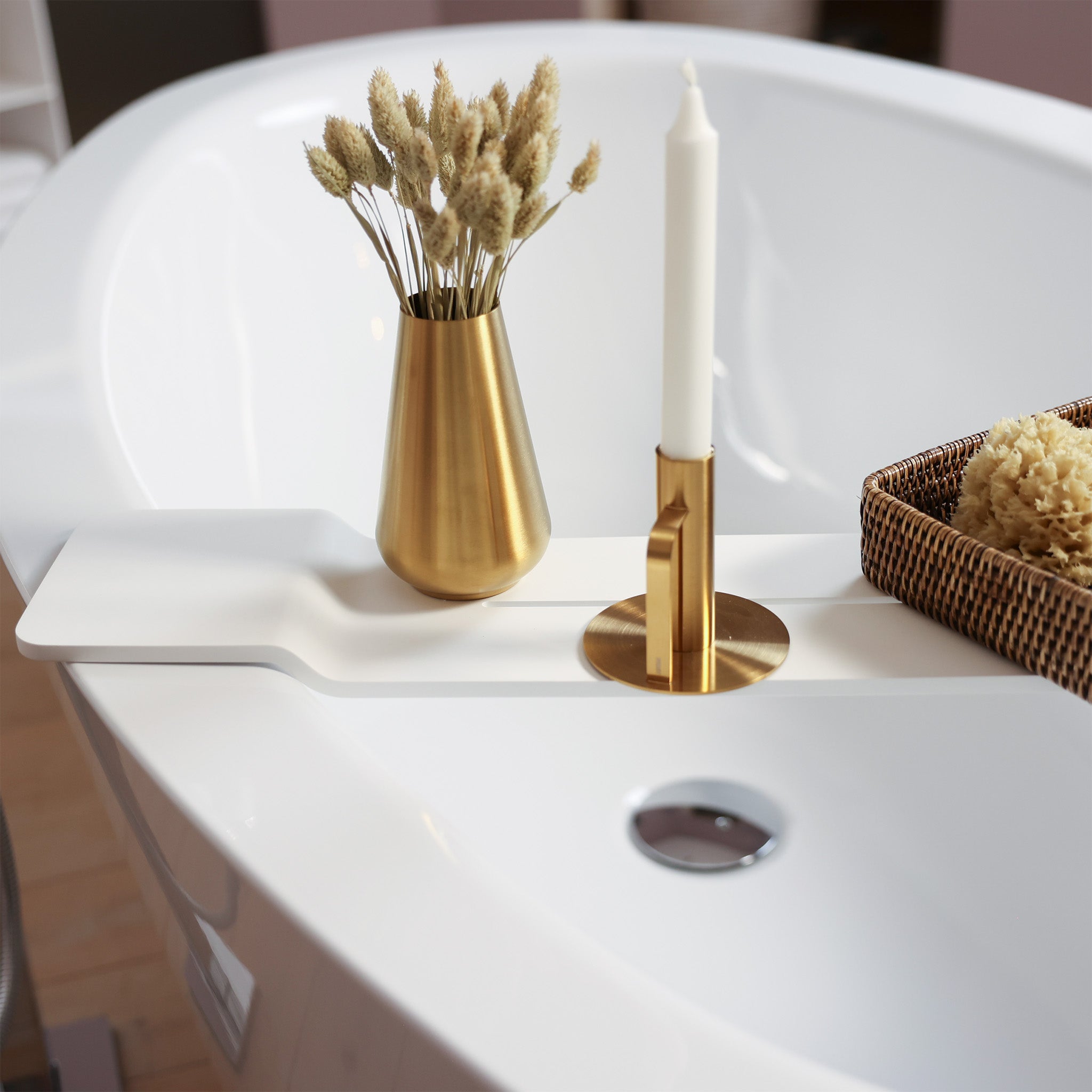 Ein Wannenbad mit Stil - Wannenbrett Stone von Decor Walther in matt weiss - Kerzenhalter und Vase Rondo in gebürstetem Goldton von Frost - Rattanablage in braun von Decor Walther