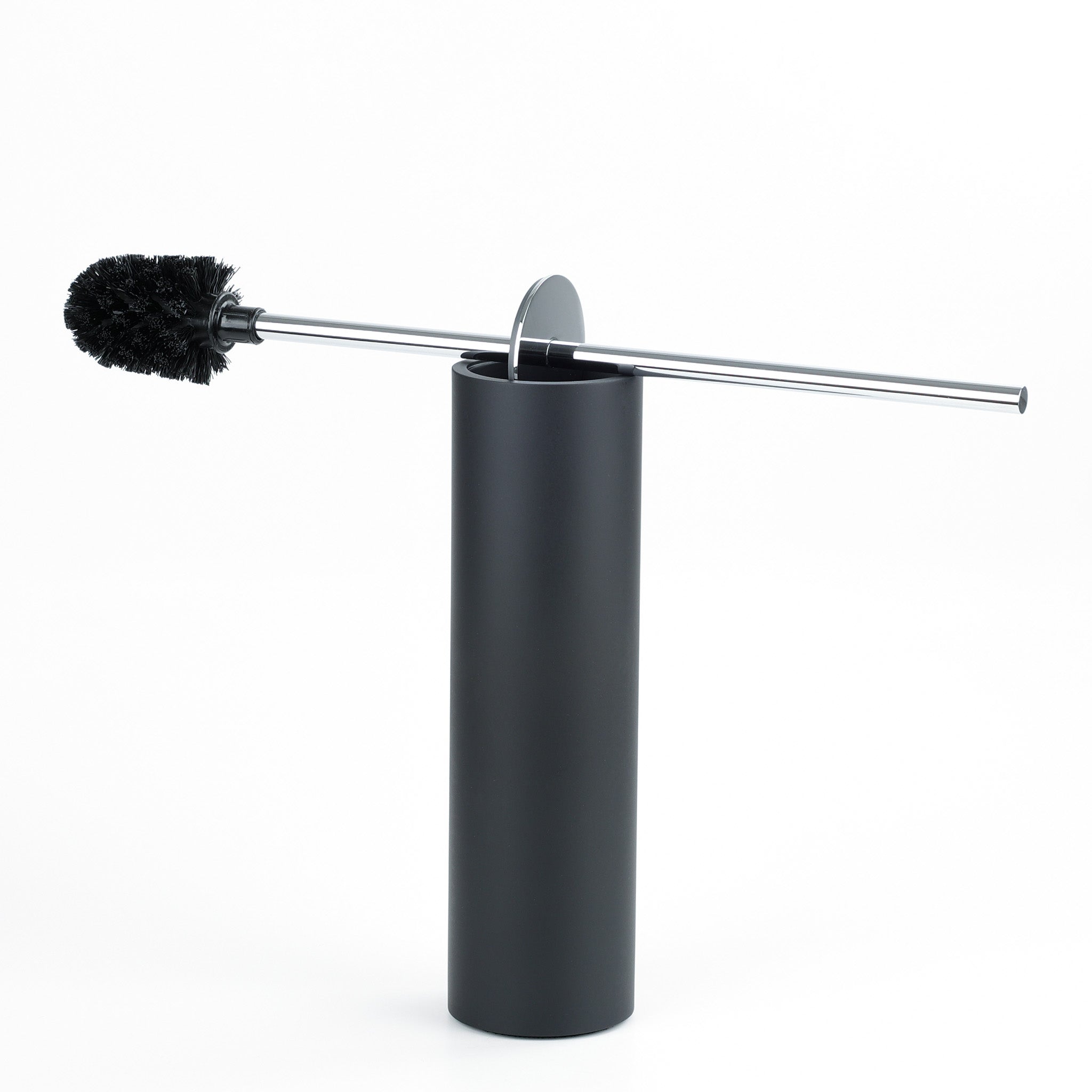 Elegante WC Bürstengarnitur von Decor Walther aus der Serie "Stone Black", fein schimmernder Bürstenstiel aus Chrom, Ansicht mit dem Bürstenstiel quer über dem Behälter, um auch die Bürste zu zeigen