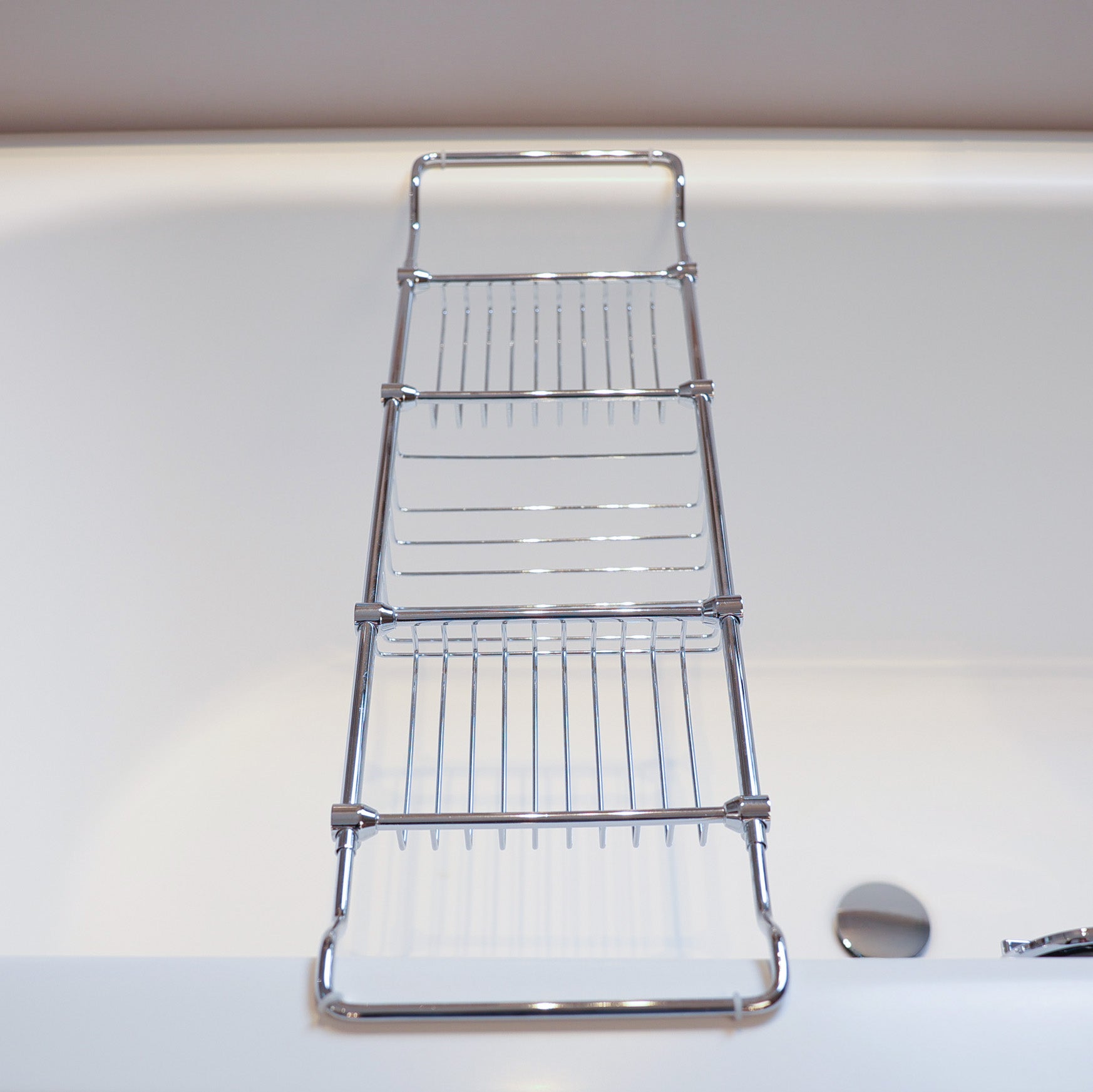 Ggrößenverstellbare Wannenbrücke passend jede Badewanne - wertiges Messing sorgfältig verchrom - aus der Classic Serie von Decor Walther