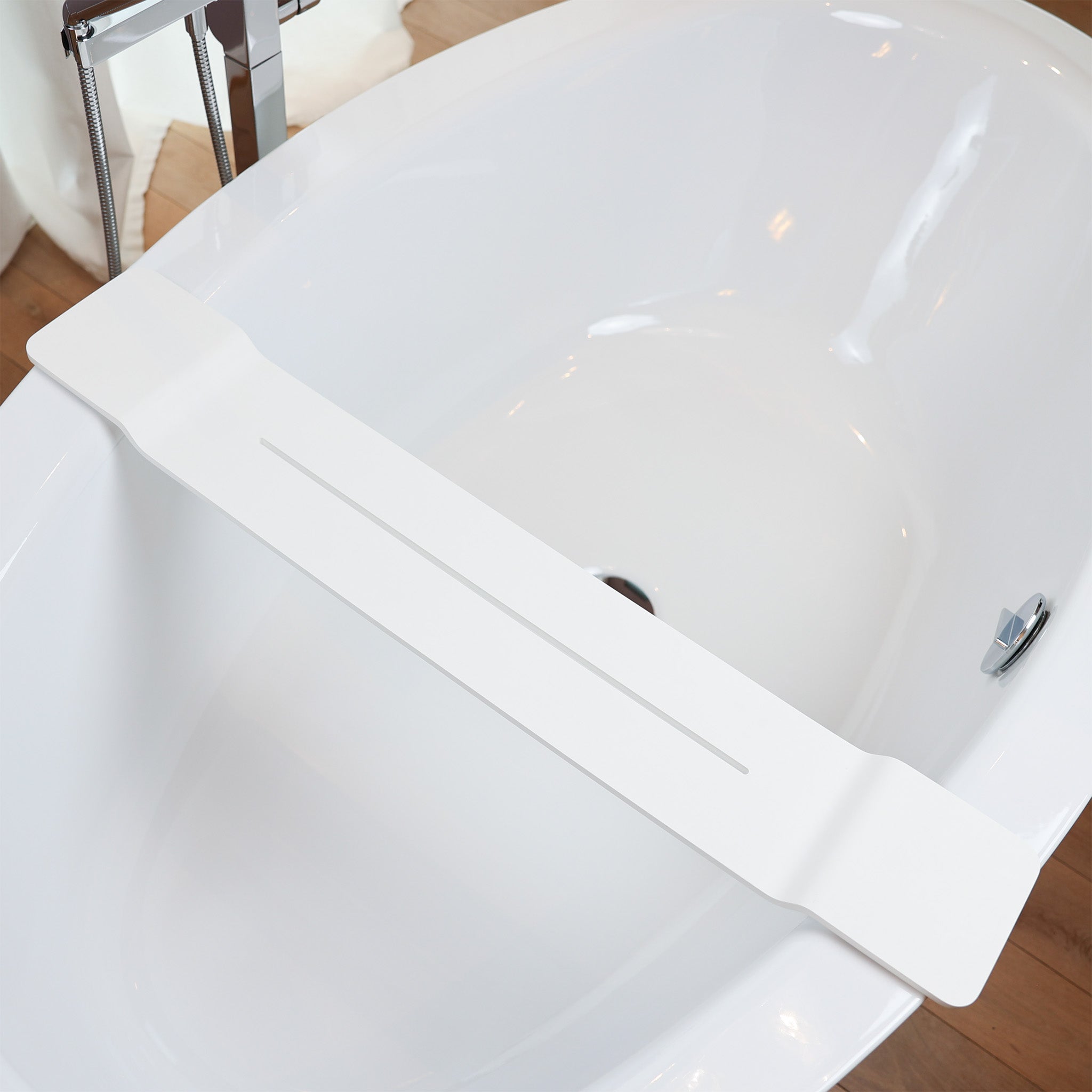 Weiß matte Wannenablage mit mittiger Ablaufrinne von Decor Walther aus der beliebten Serie Stone - feine Linienführung im Design - passen zu jedem Bad - darf auf keine Badewanne fehlen
