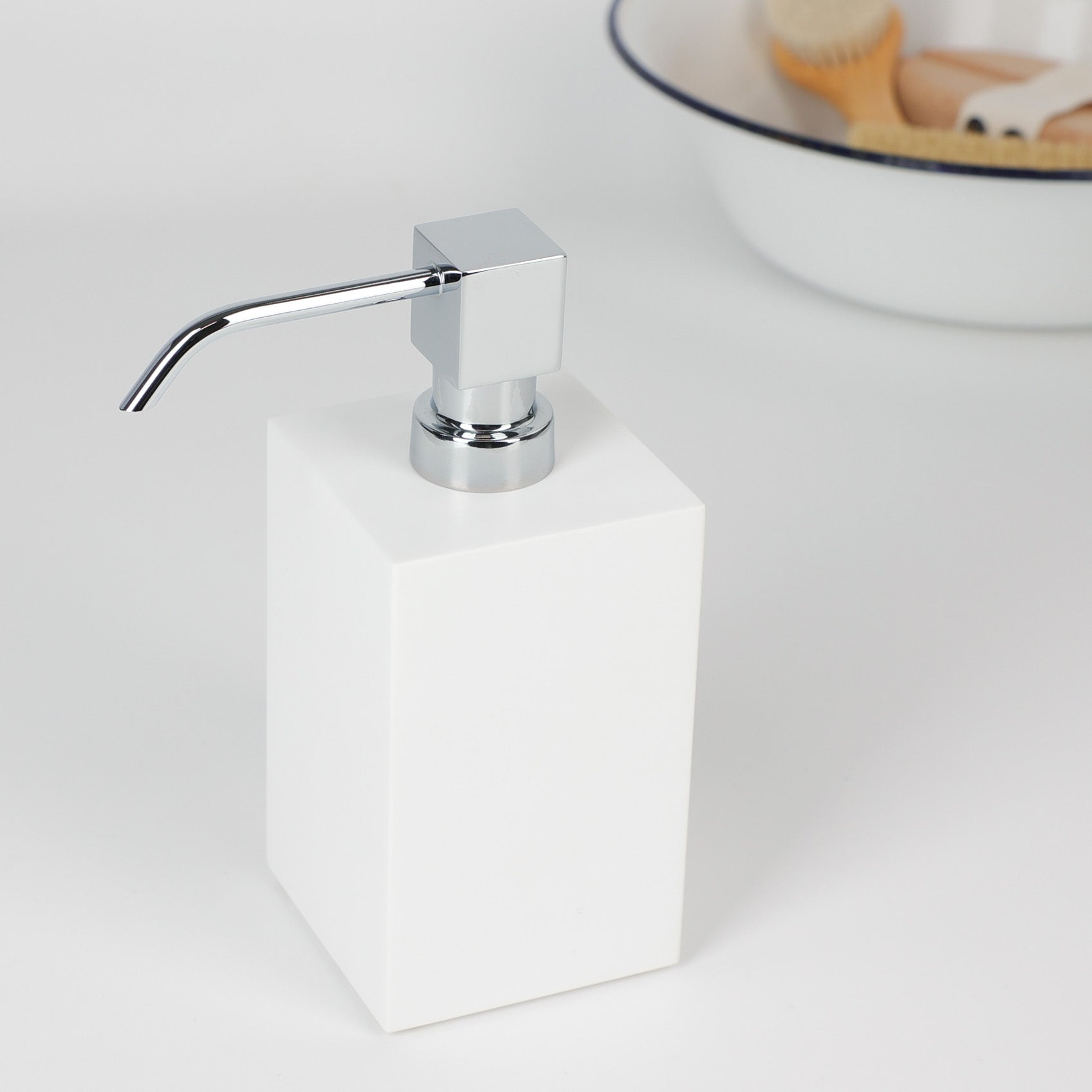 Eleganter eckiger Seifenspender aus Corian mit passend eckigen Pumpkopf, Langlebiges und formschönes Badaccessoire in zeitlosem Design