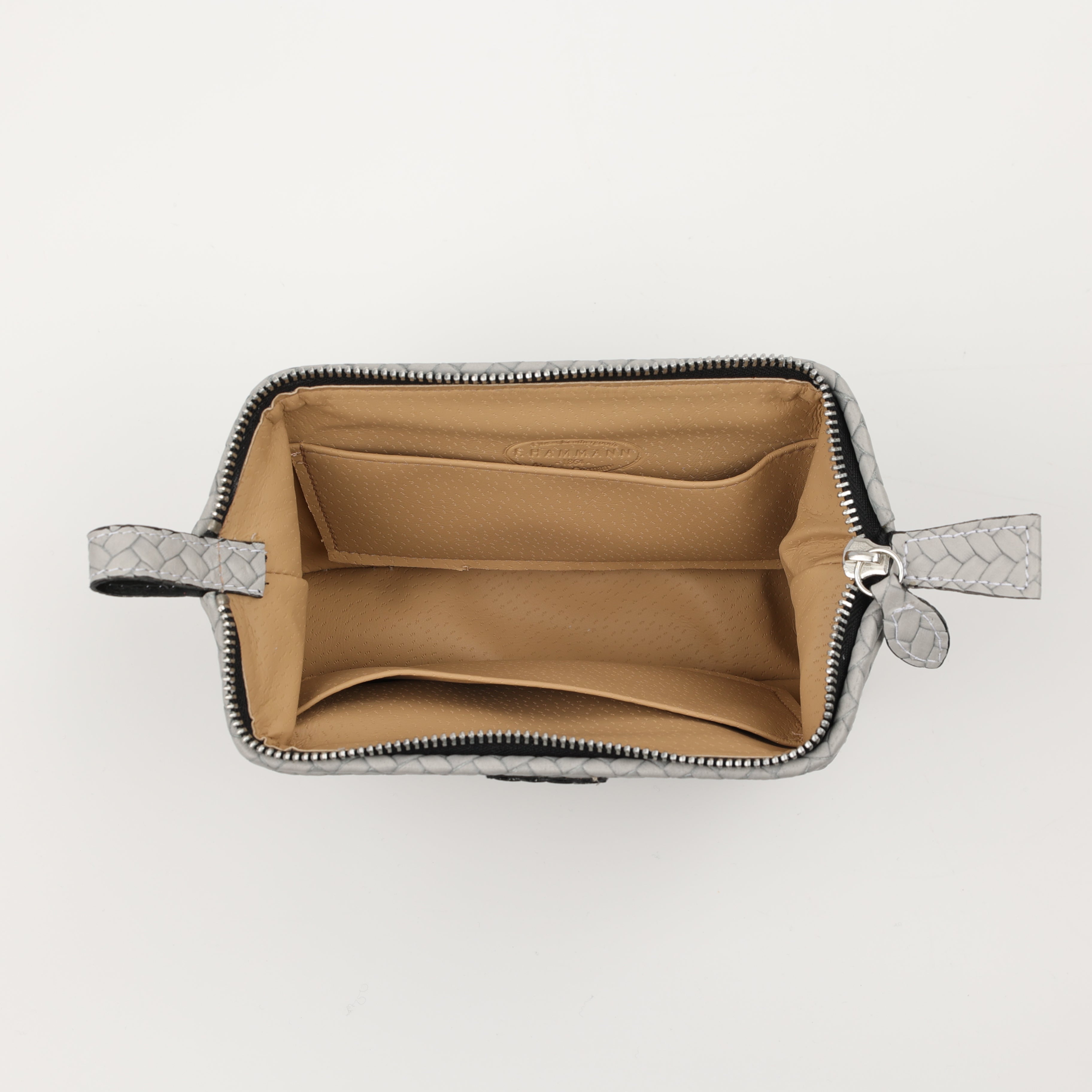 Detailaufnahme der F. Hammann Kulturtasche in Flecht Grau – hochwertiger Metallreißverschluss mit weit öffnender Bügelkonstruktion für komfortables Verstauen der Utensilien.“