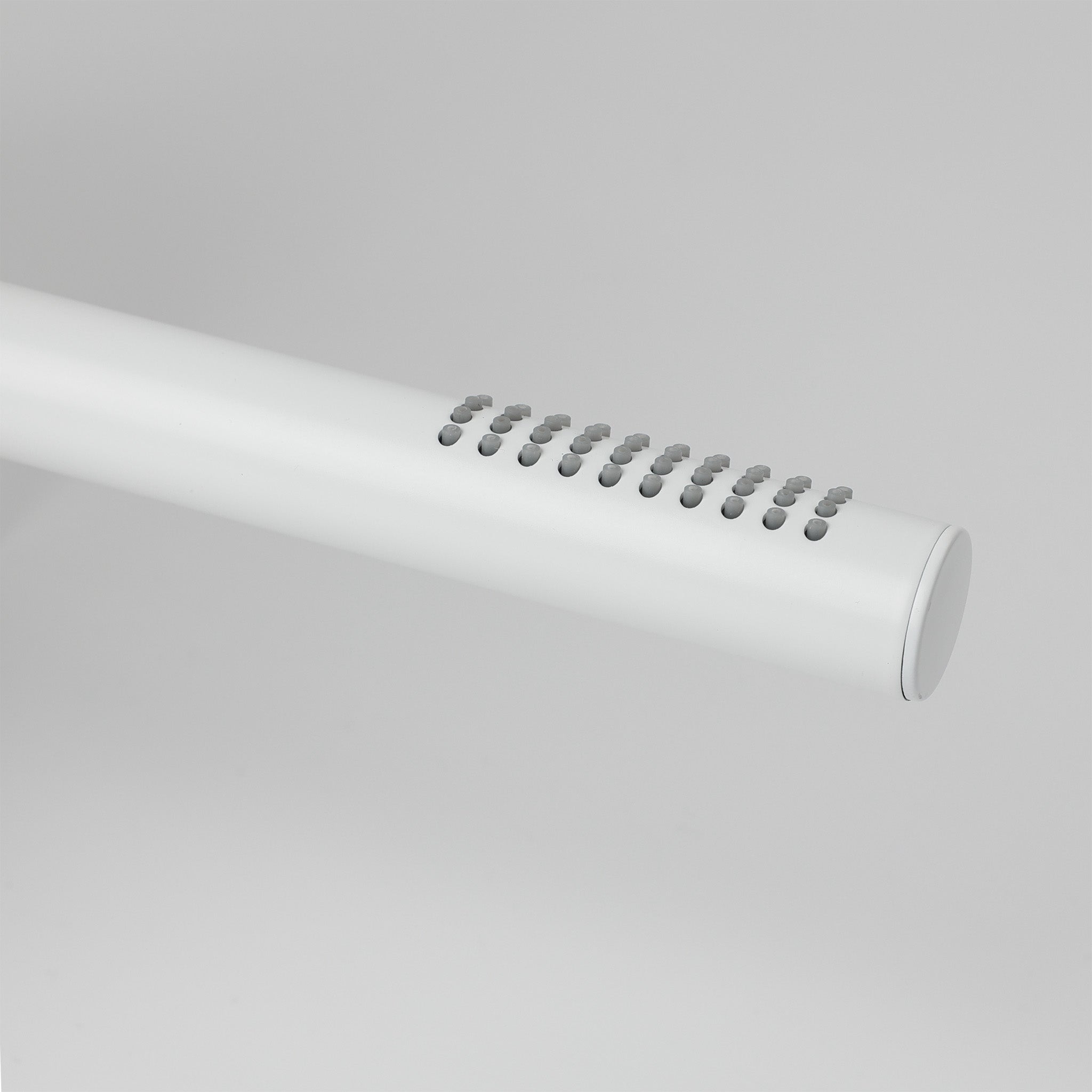 Fantini-Stabhandbrause-Weiß Matt-Detailansicht mit grauen Duschdüsen