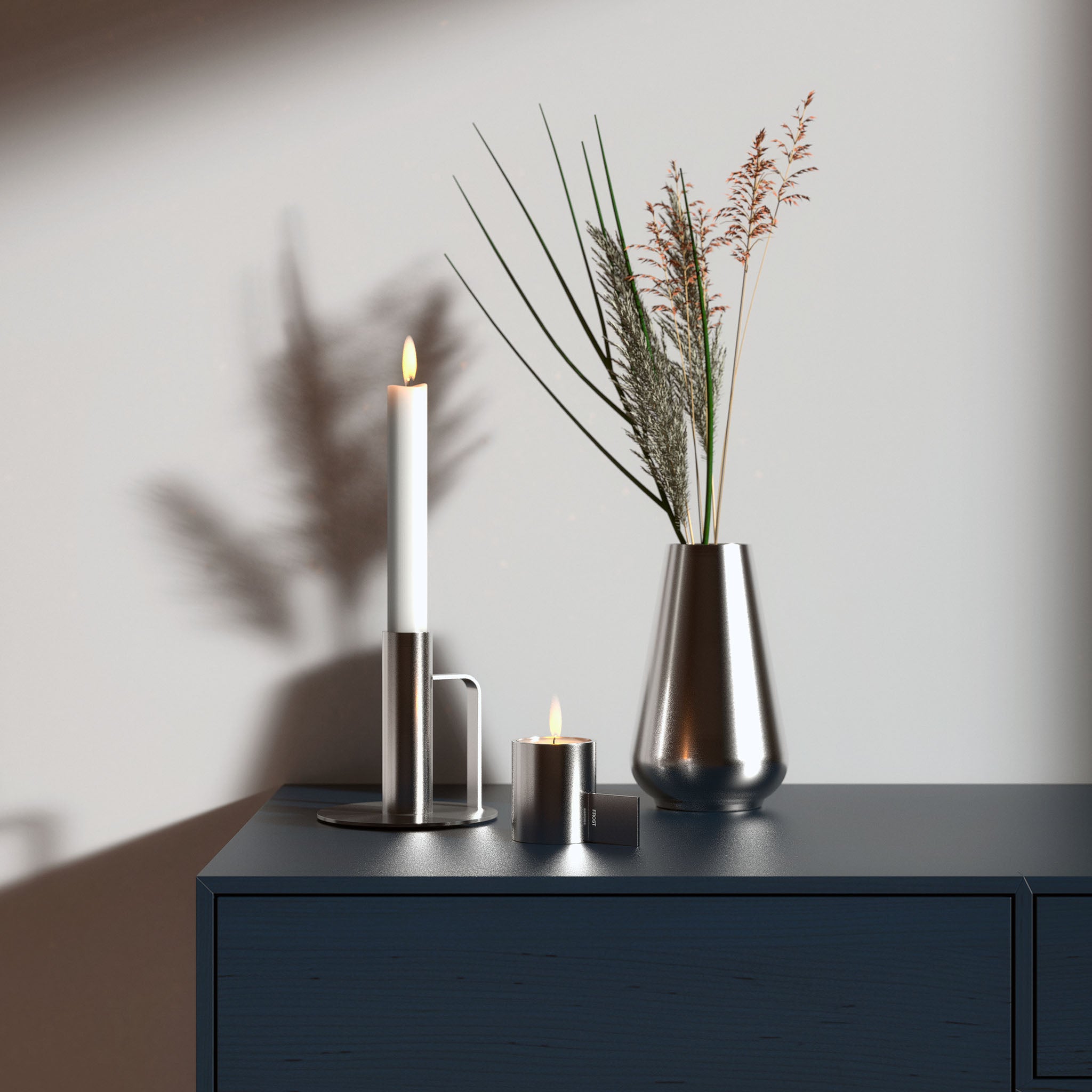 Minimalistischer Kerzenhalter aus gebürstetem Edelstahl – modernes Accessoire für Tischdekoration und Wohnräume.