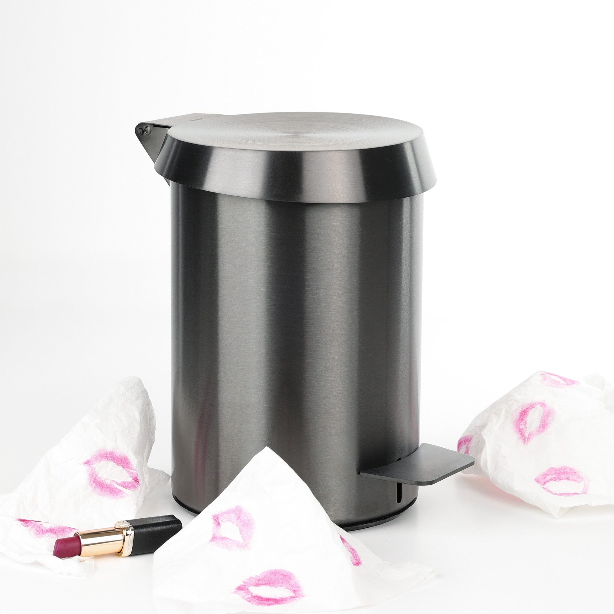 Frost Denmark Nova2 Badeimer 3000 in Schwarz gebürstet mit 3 Liter Fassungsvermögen, Soft Close Deckel und rutschfestem Boden für das Badezimmer, mit Lippenstift dekoriert
