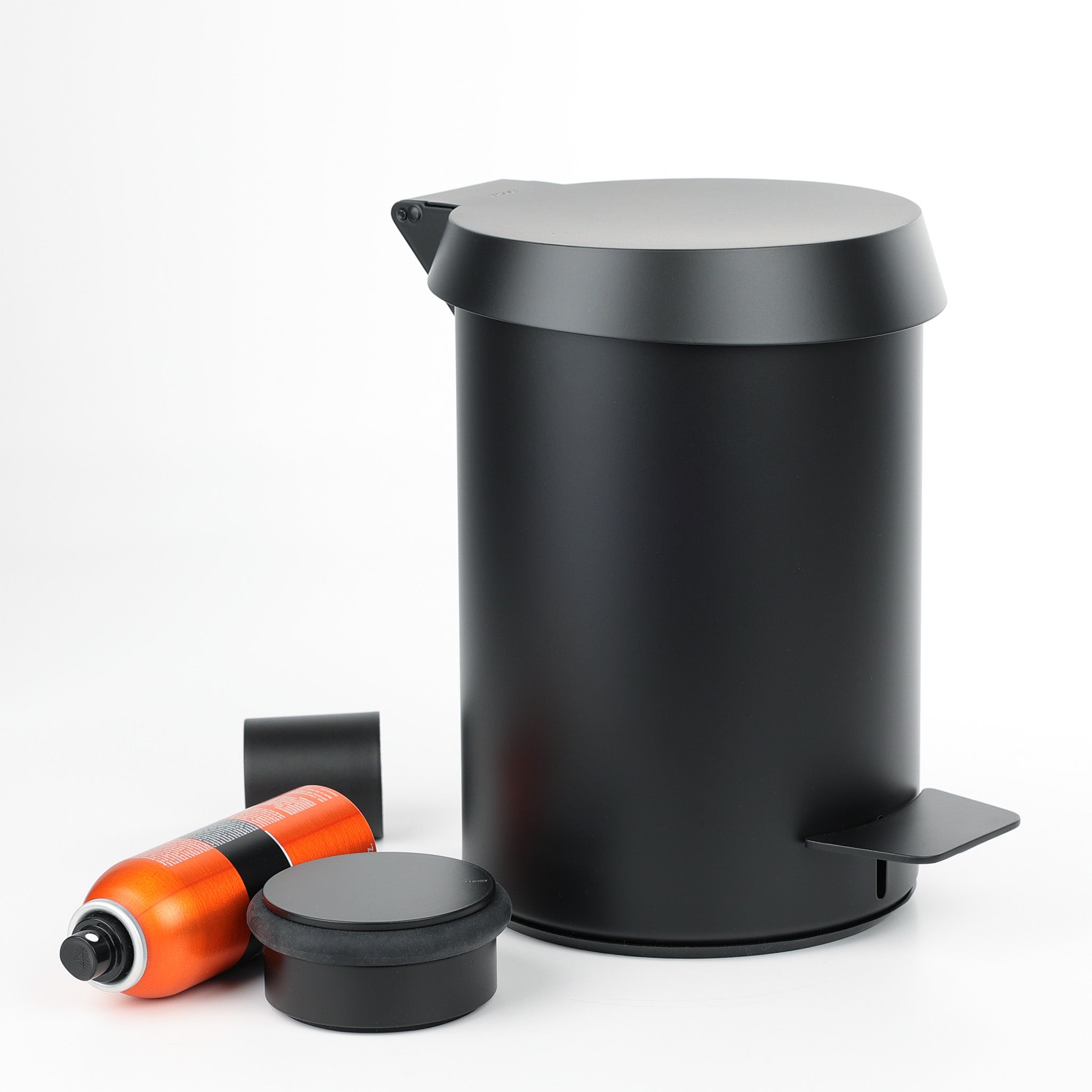 Frost Denmark Nova2 Kosmetikeimer 3000 in Schwarz matt aus rostfreiem Edelstahl mit leisem Soft Close Deckel und 3 Liter Fassungsvermögen, mit Spraydose dekoriert