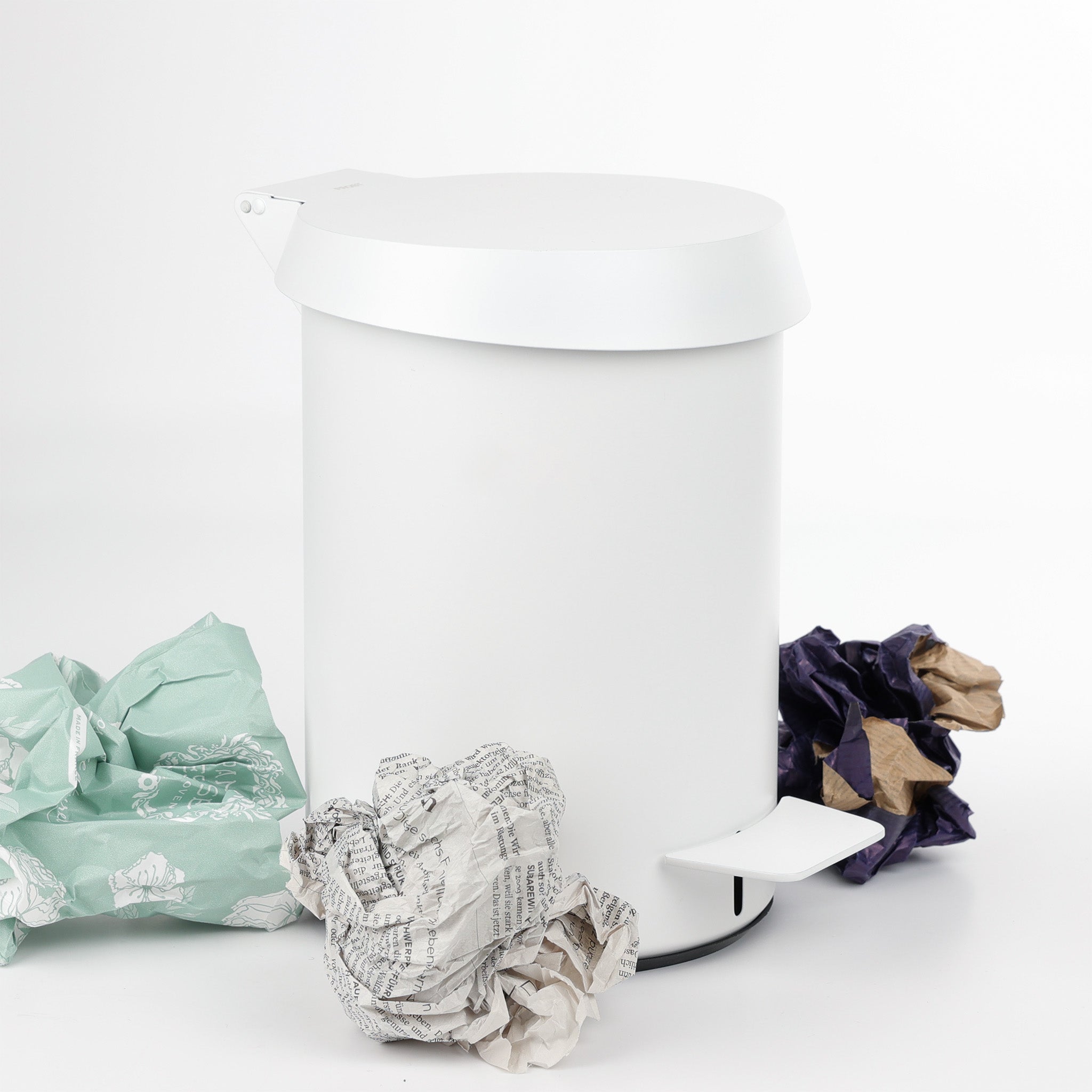 Kleiner Frost Denmark Nova2 Badeimer 3000 in Weiß matt mit Soft Close Funktion und 3 Liter Volumen mit Papierkugeln