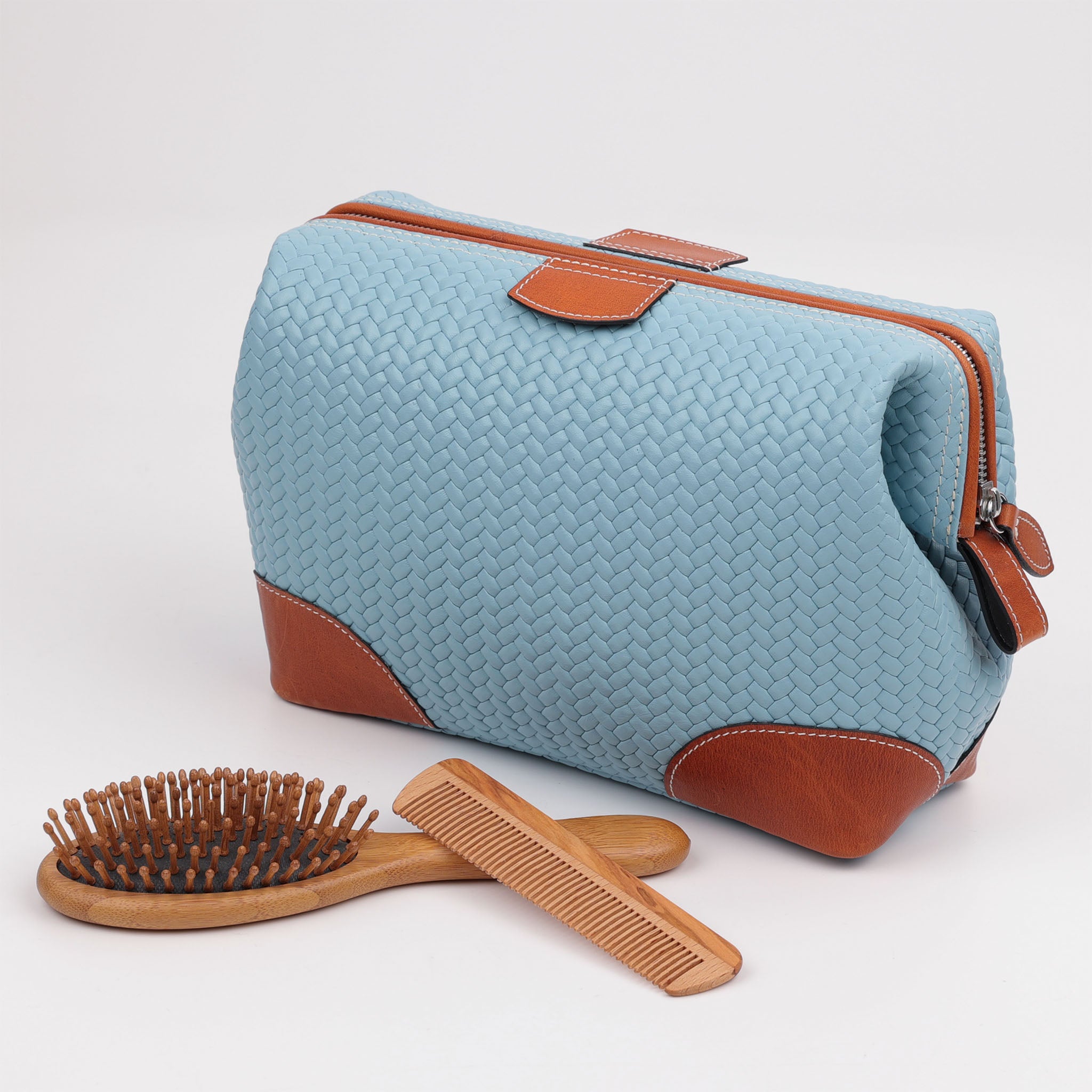 Edle F. Hammann Kulturtasche in Flecht Hellblau/Coxorange – meisterhafte Lederarbeit aus Deutschland mit luxuriöser Haptik und zeitlosem Stil.